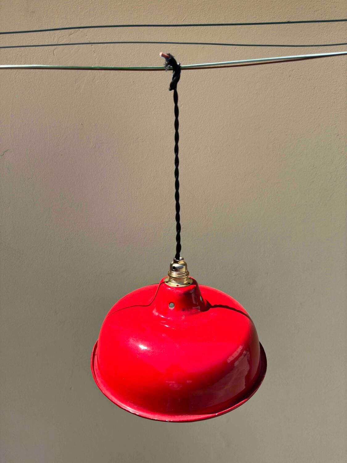 Industrial suspension in enamelled sheet metal, red and white bowl