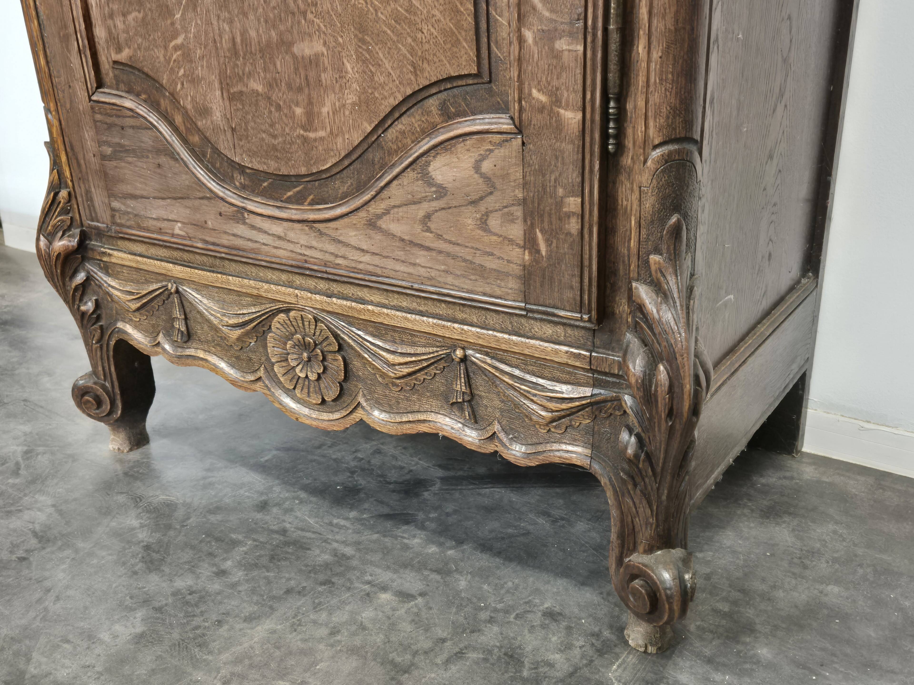 Norman bonnetière carved in solid oak