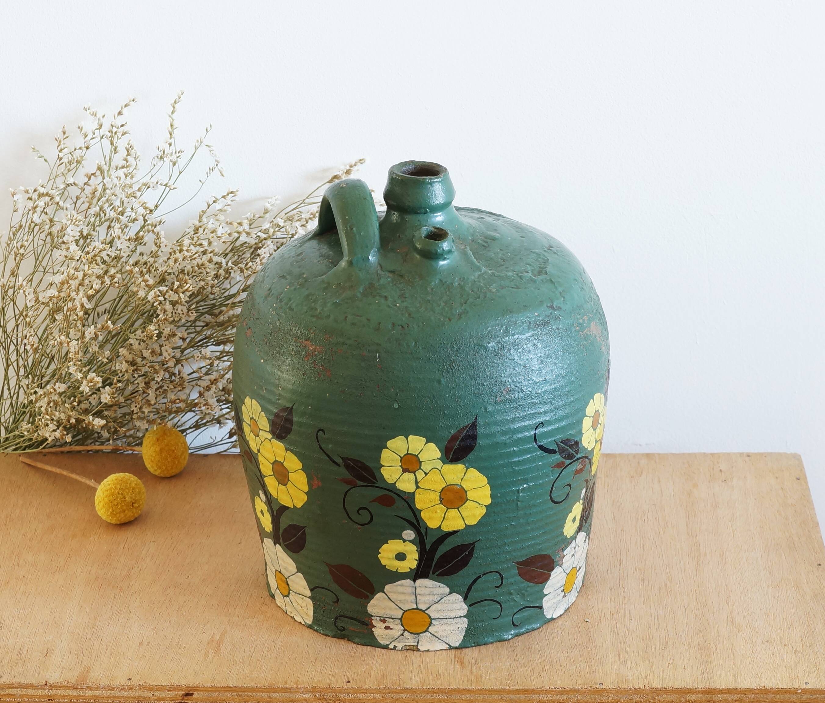 Cruche ancienne en terre cuite peinte en vert