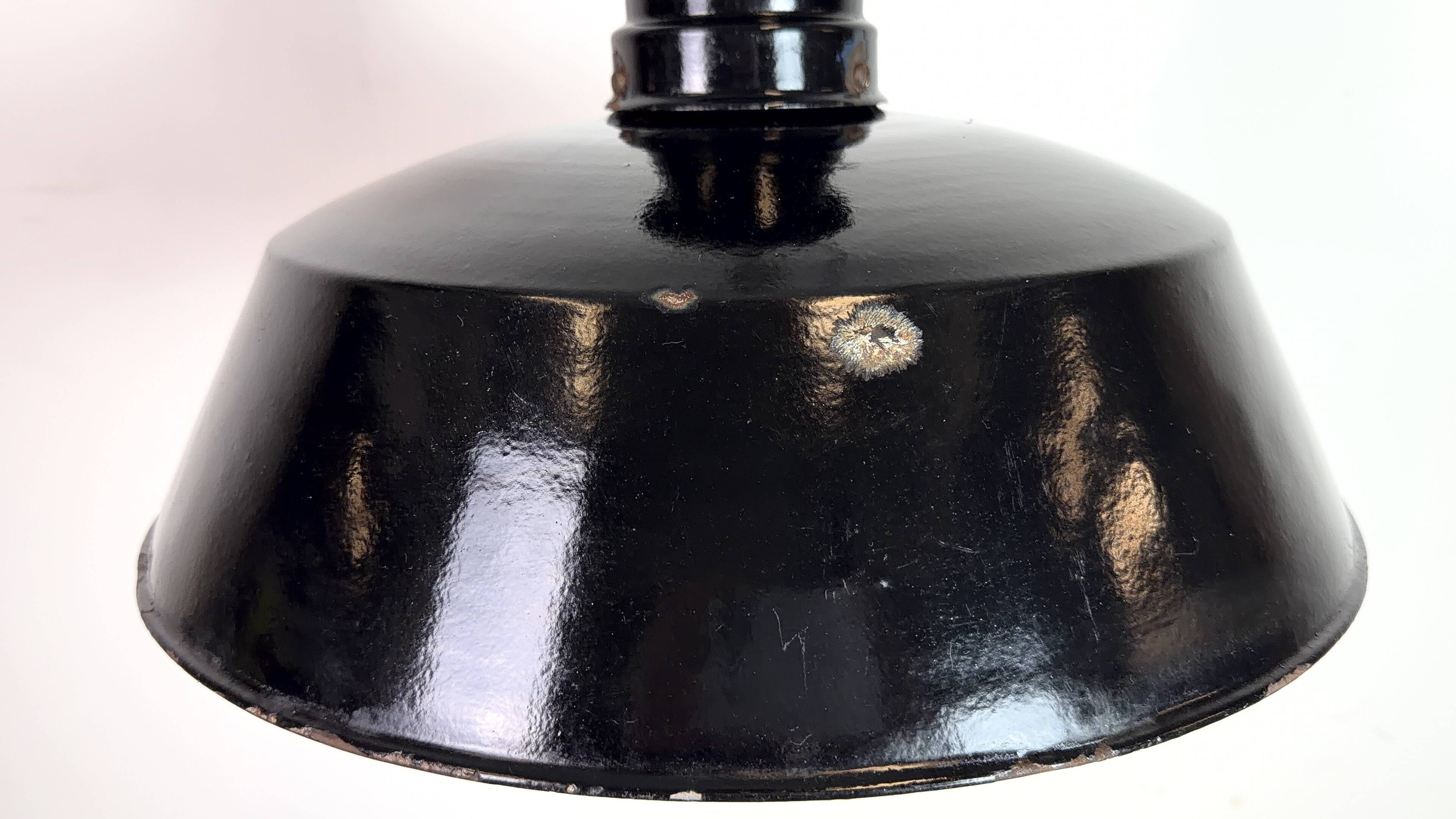 Lampe suspendue Bauhaus en émail noir industriel, années 1930