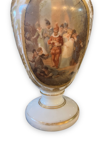 Vase en opaline peinte et dorée scène animée