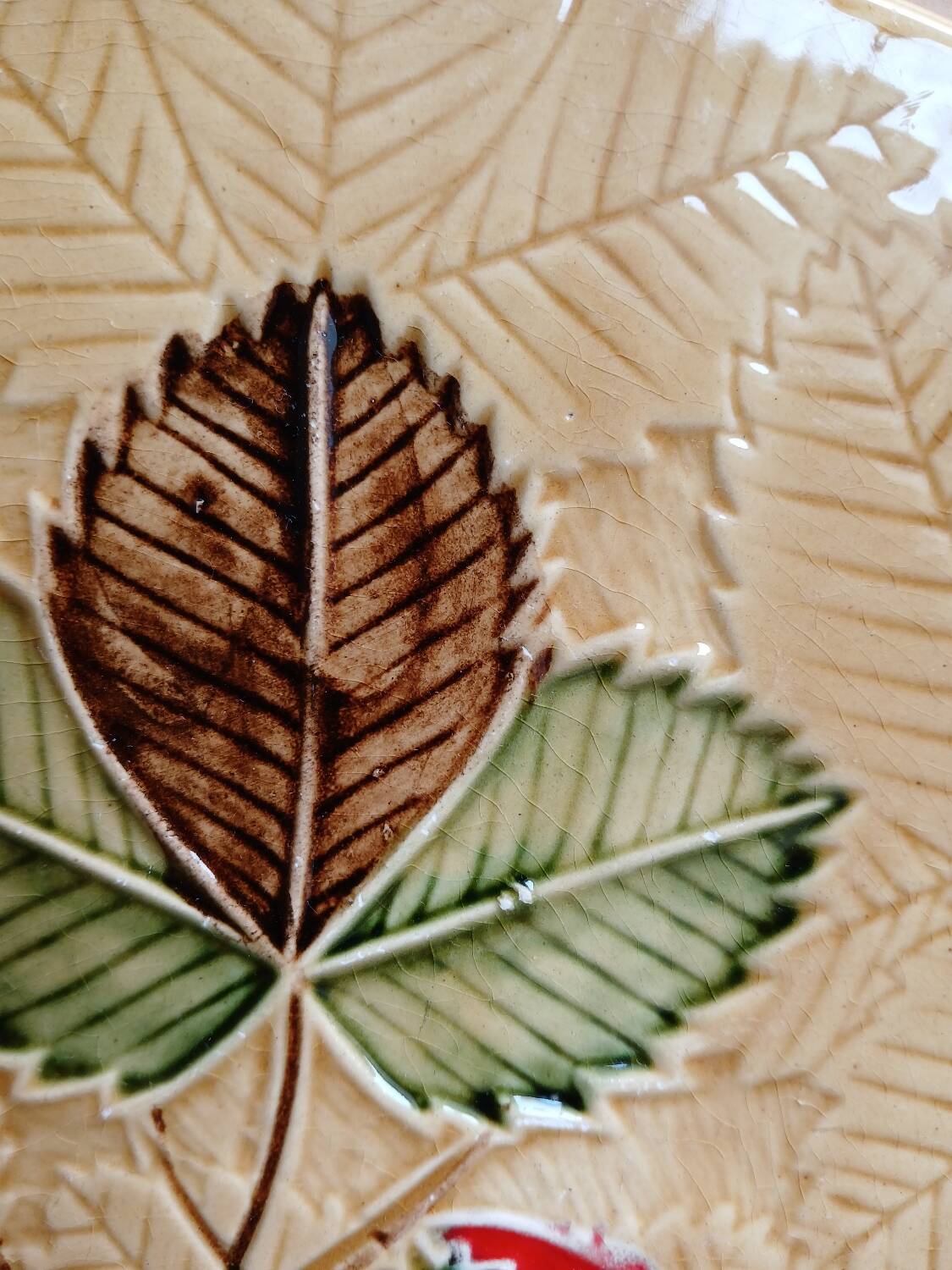 Strawberry pattern slip dish