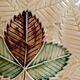 Plat en barbotine motif fraisiers