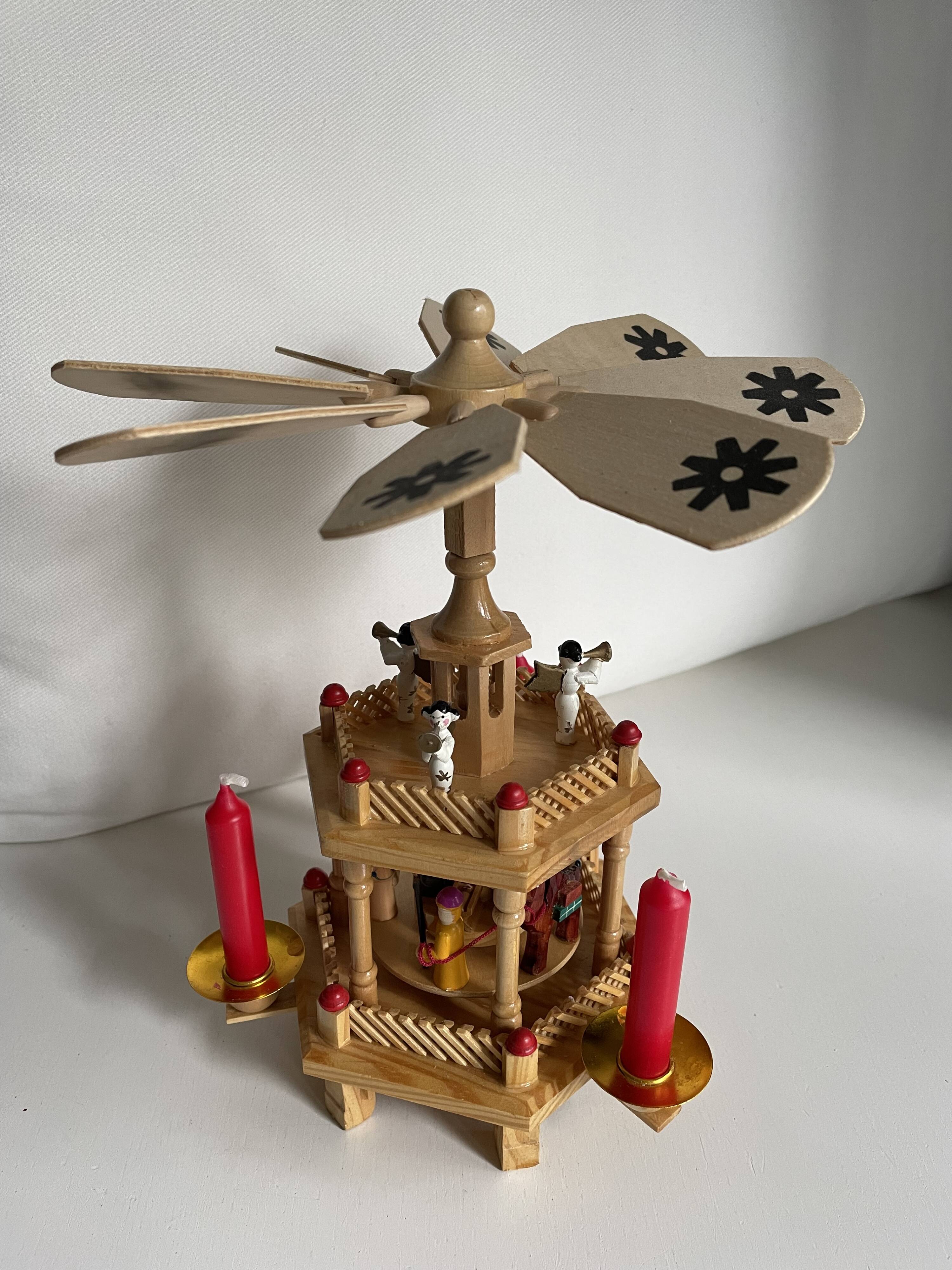 Pyramide carrousel de Noël en bois avec bougies