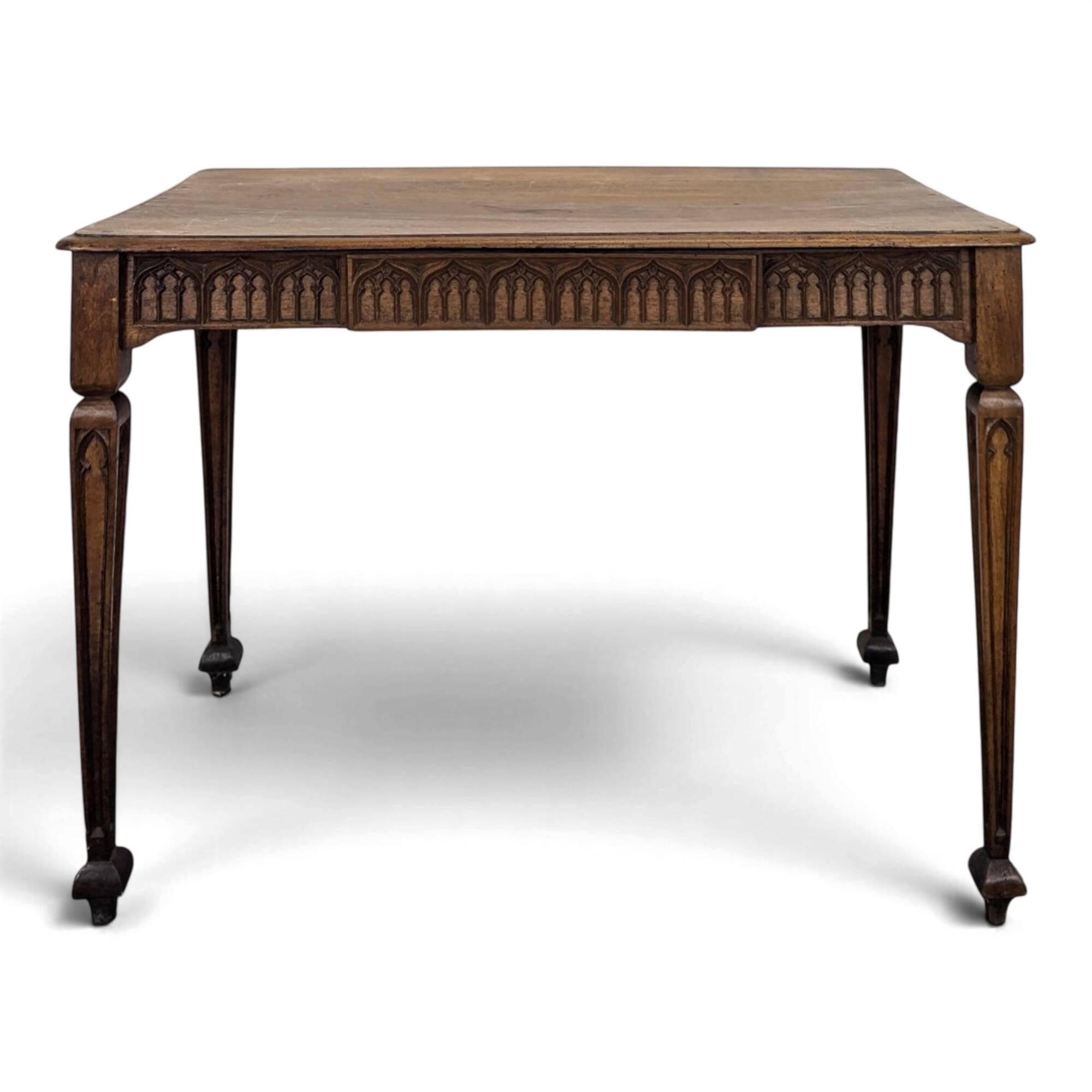Table à écrire néogothique en noyer à frise d'arcatures