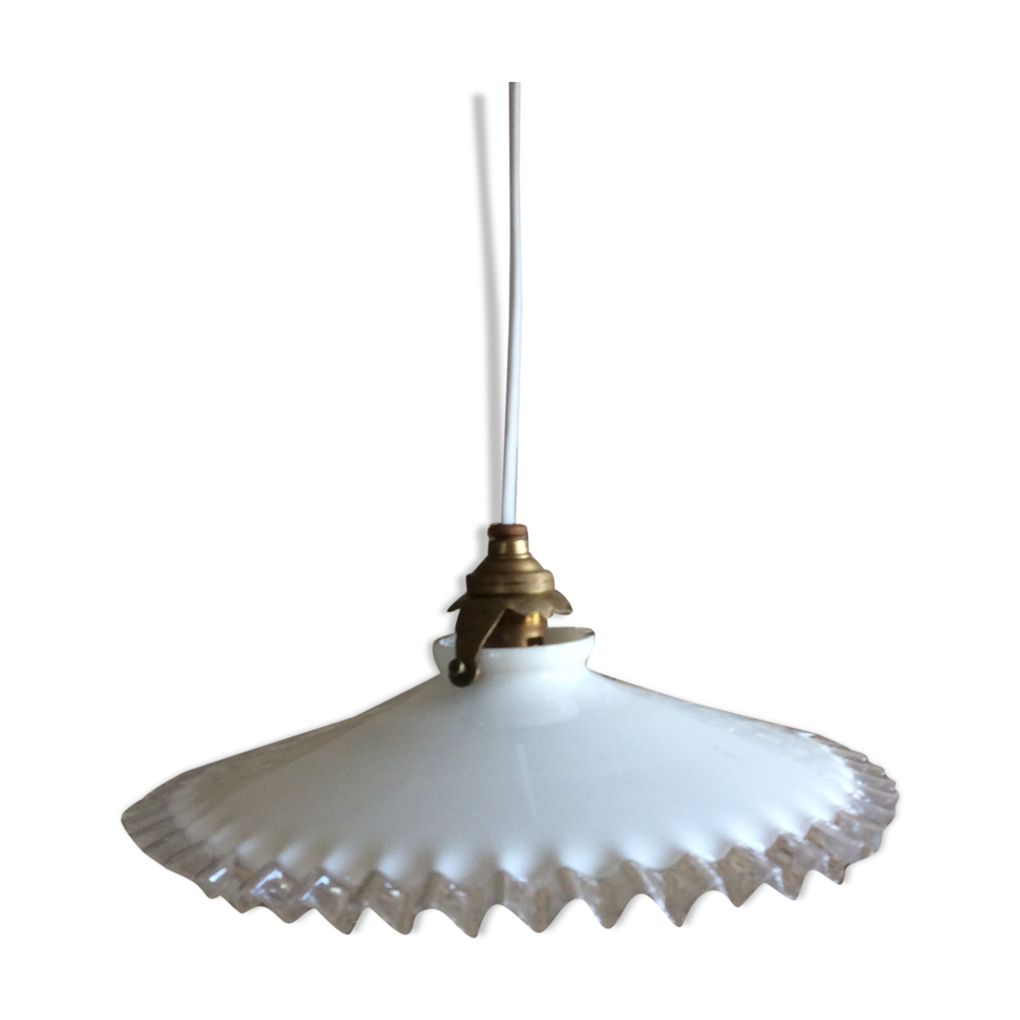Suspension ancienne en opaline dentelé