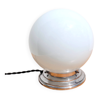 Lampe à poser globe en opaline – Ancien plafonnier années 50