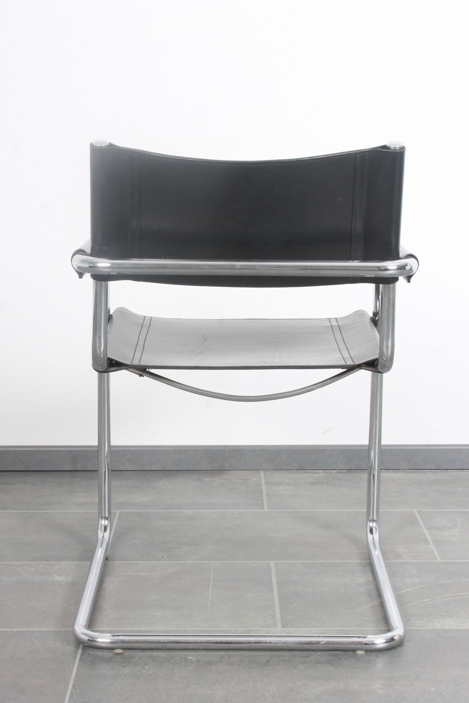Chaise cantilever. de Matteo Grassi