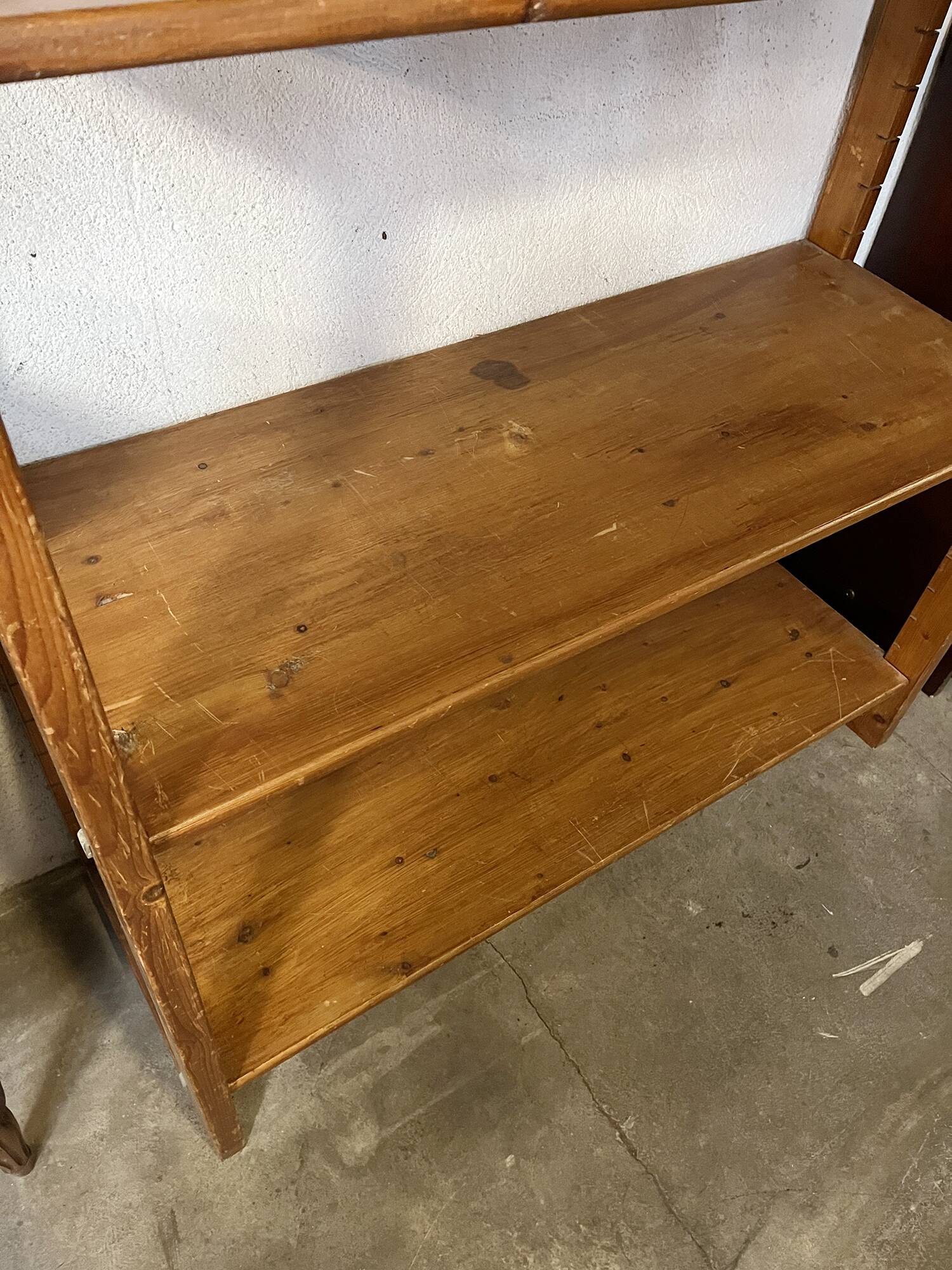 Modular shelf in solid pine