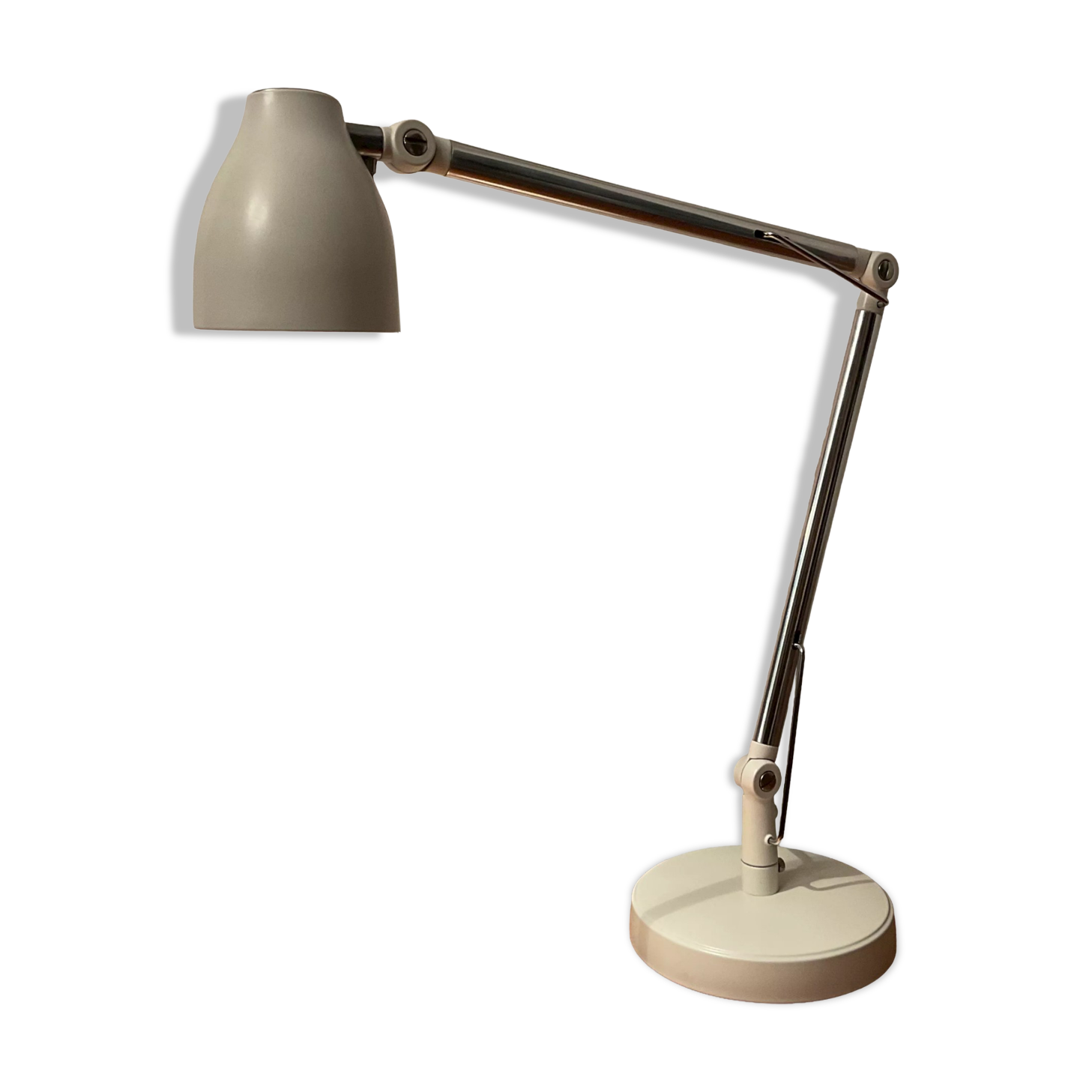 Articulated design desk lamp