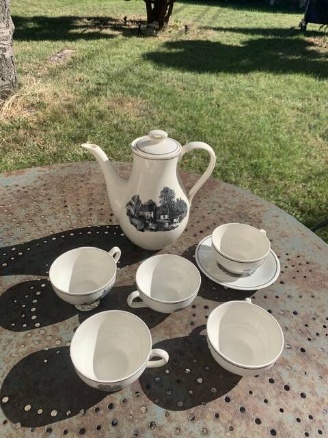 Coffee service, in earthenware with country motif, Boch La Louvière Belgium