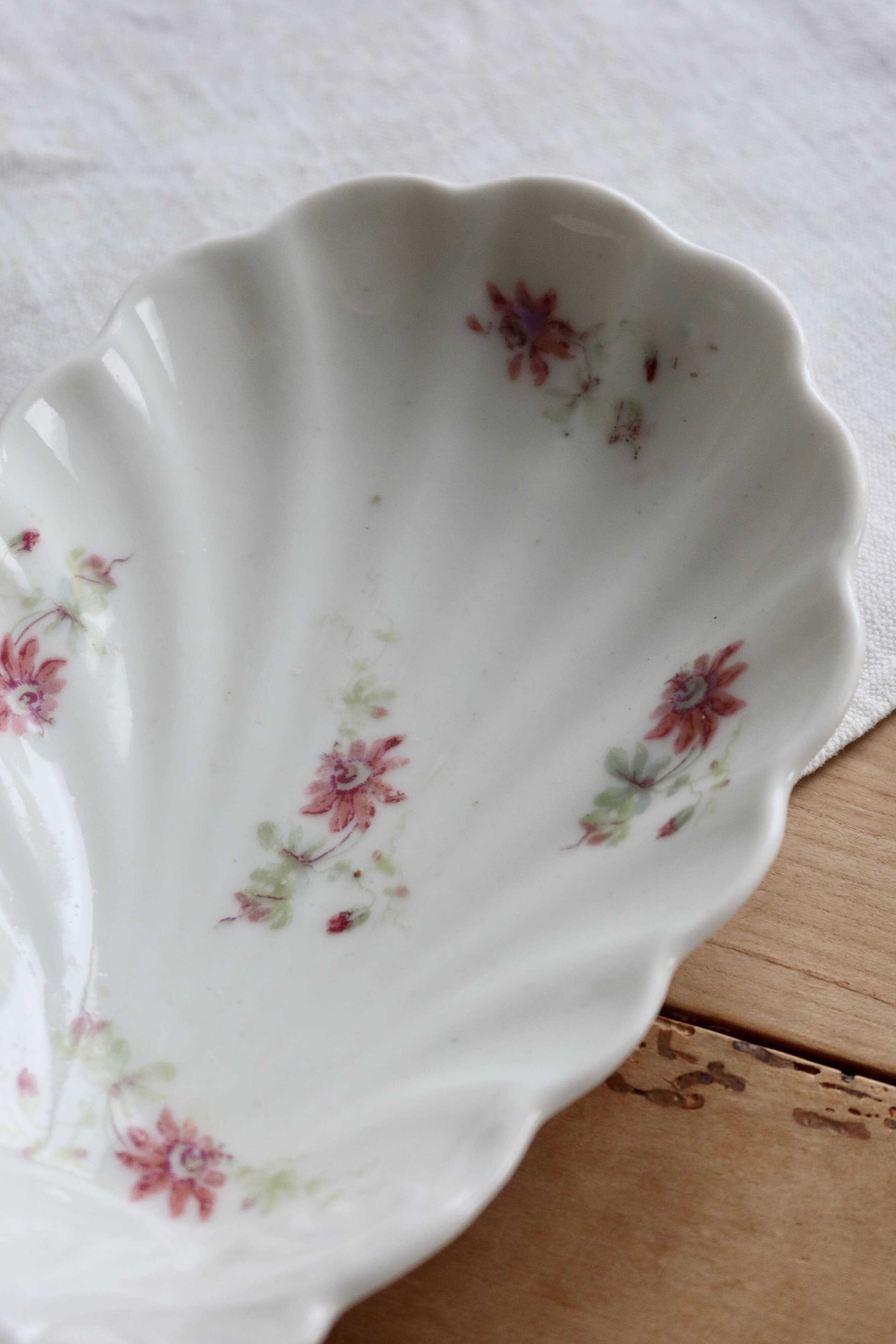 Vintage porcelain shell dish – Polychrome floral decoration
