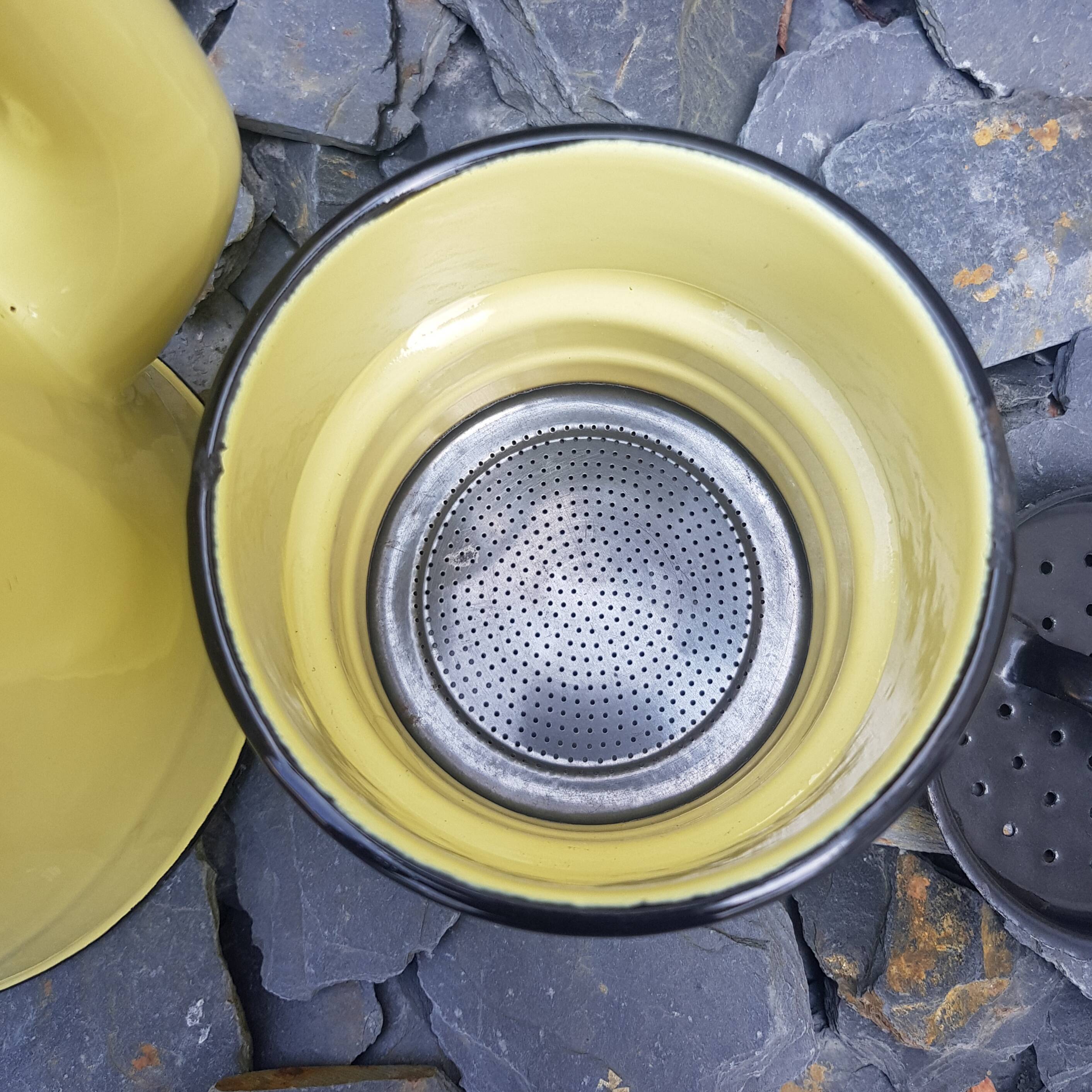 Cafetière en tôle émaillée jaune