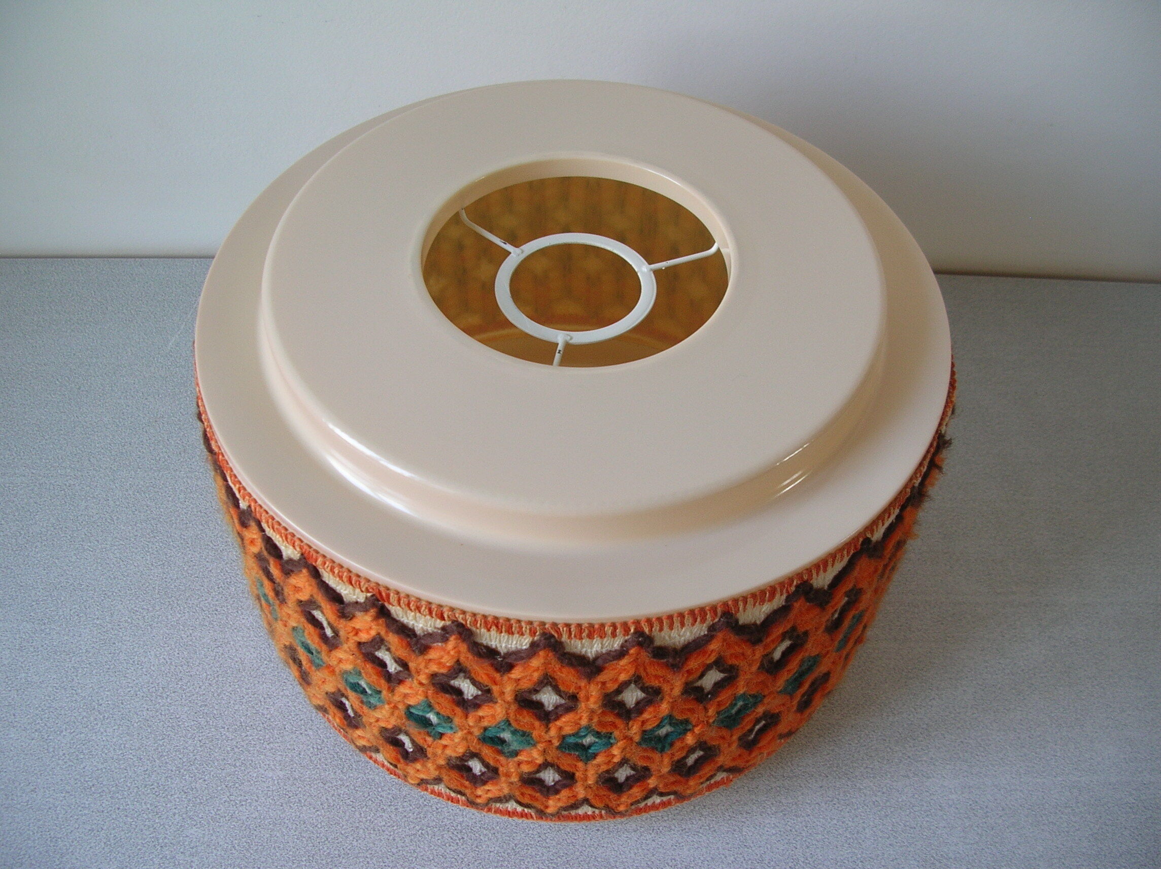 Abat jour de lampe années 1970 en celluloïd pourtour crochet en laine broderie tricot