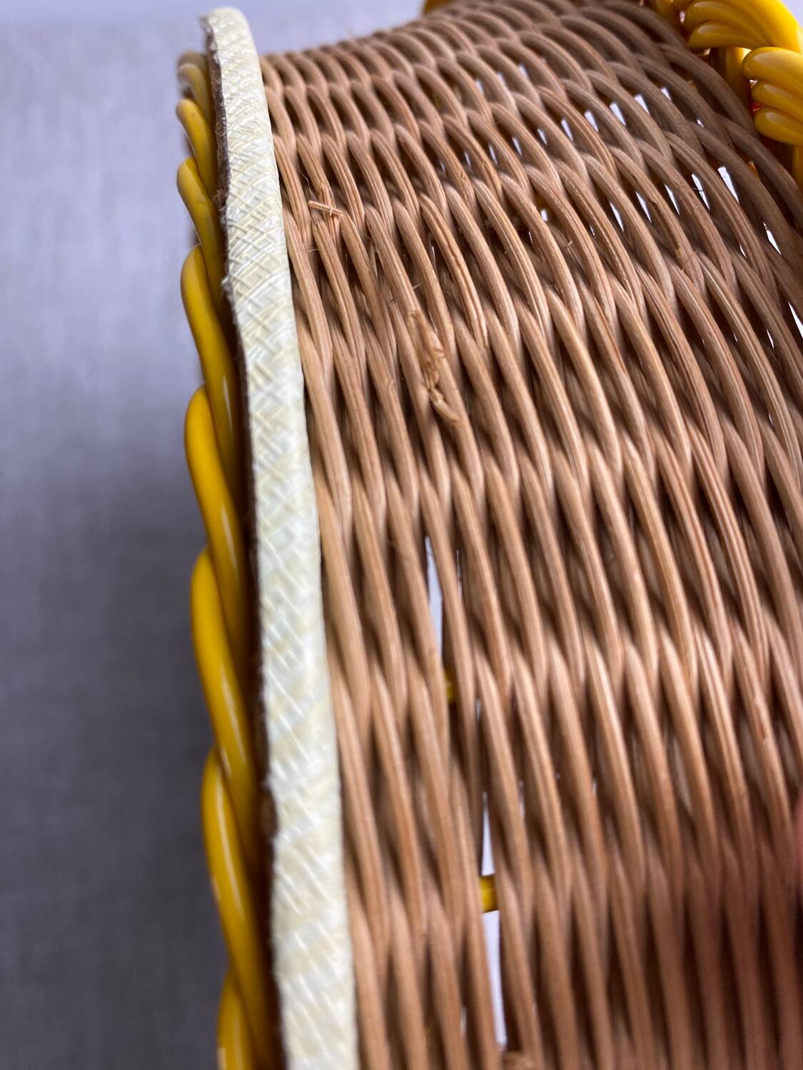 Scoubidou and rattan basket