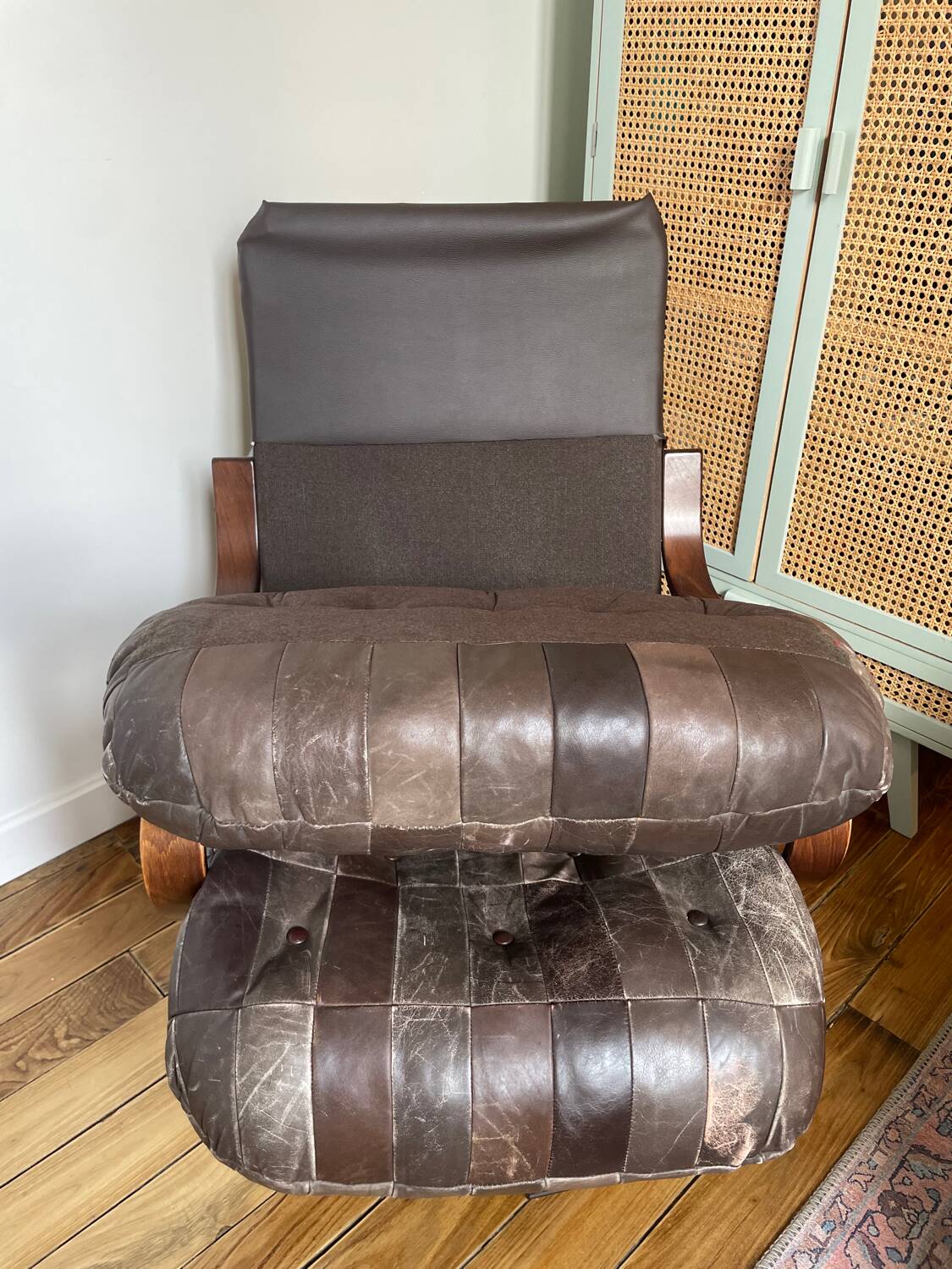 1970s Scandinavian armchair in curved laminated wood with a leather seat.