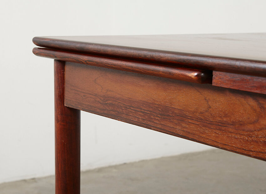 Extensible in the 1960s rosewood dining table.