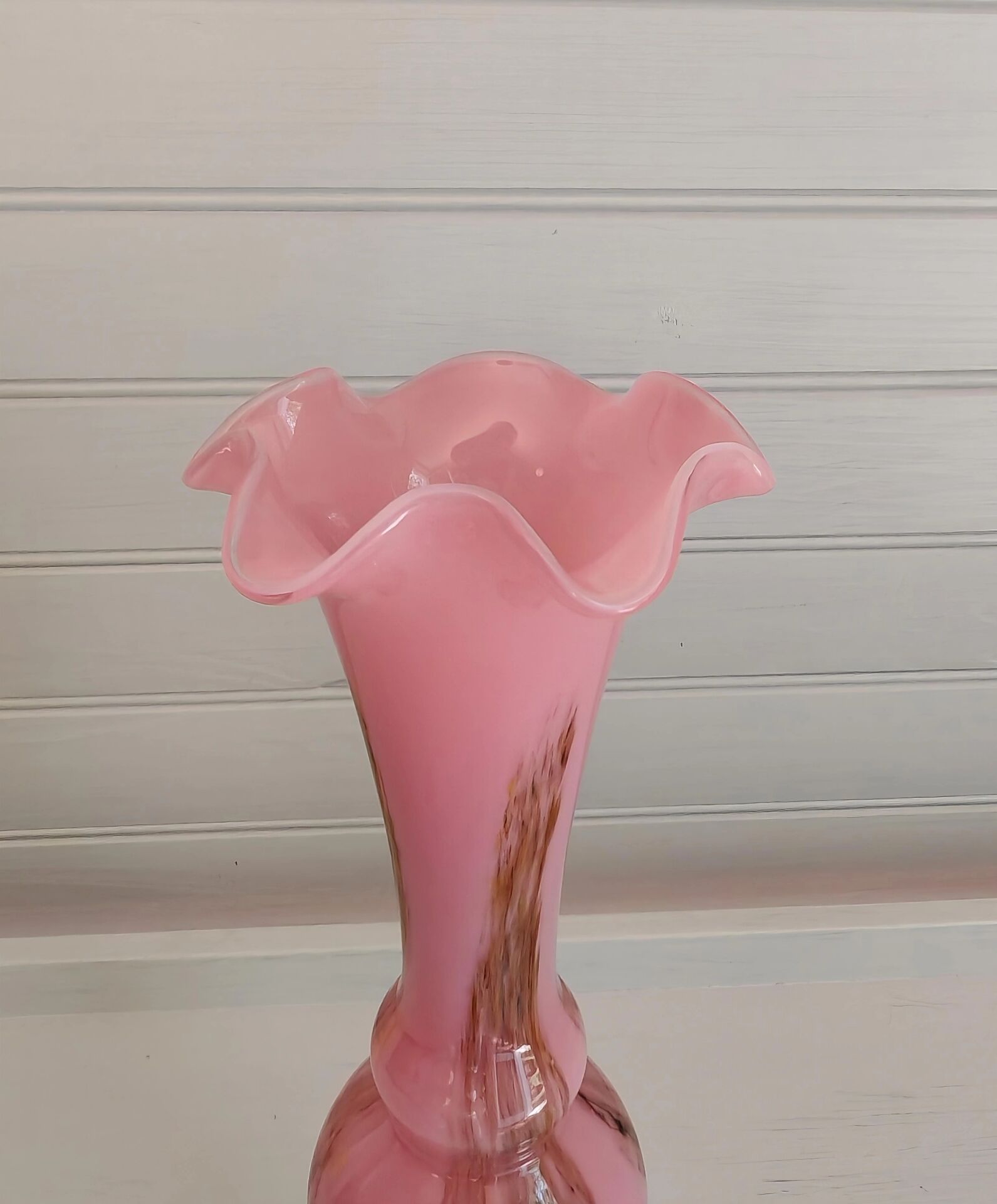 Vase in opalescent glass paste