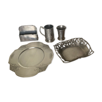 Lot d'objets en etain (tasse, vide poche, plateau)