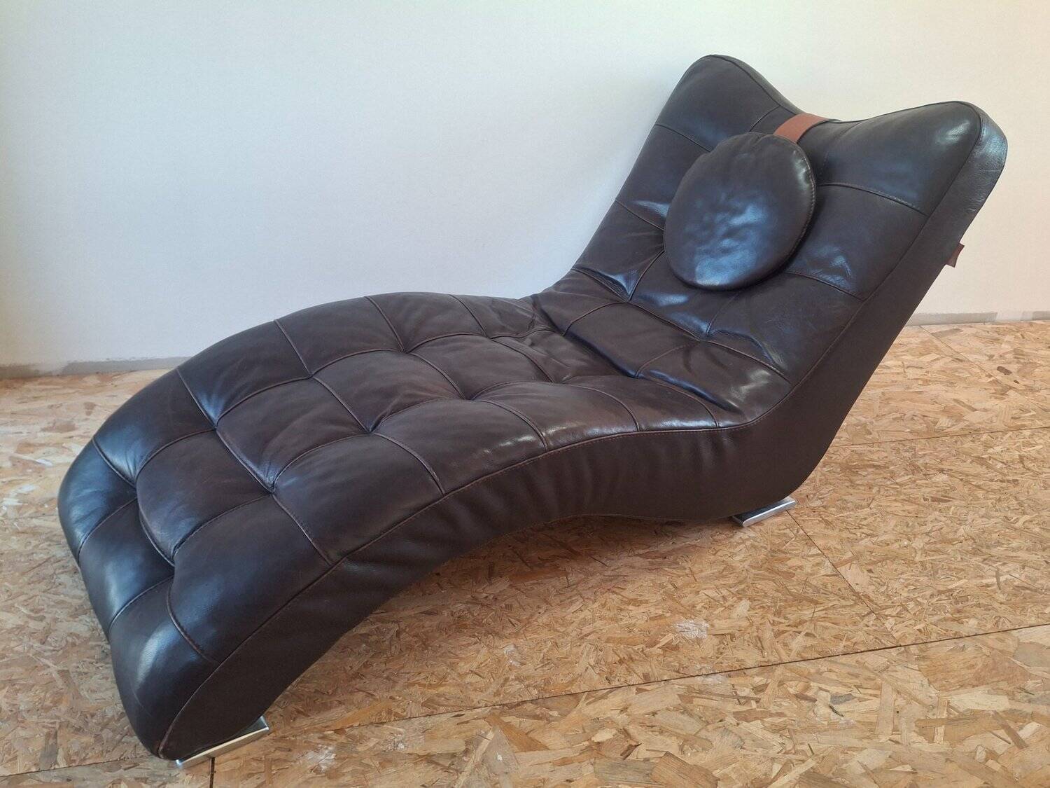Contemporary Italian leather chaise longue meridian