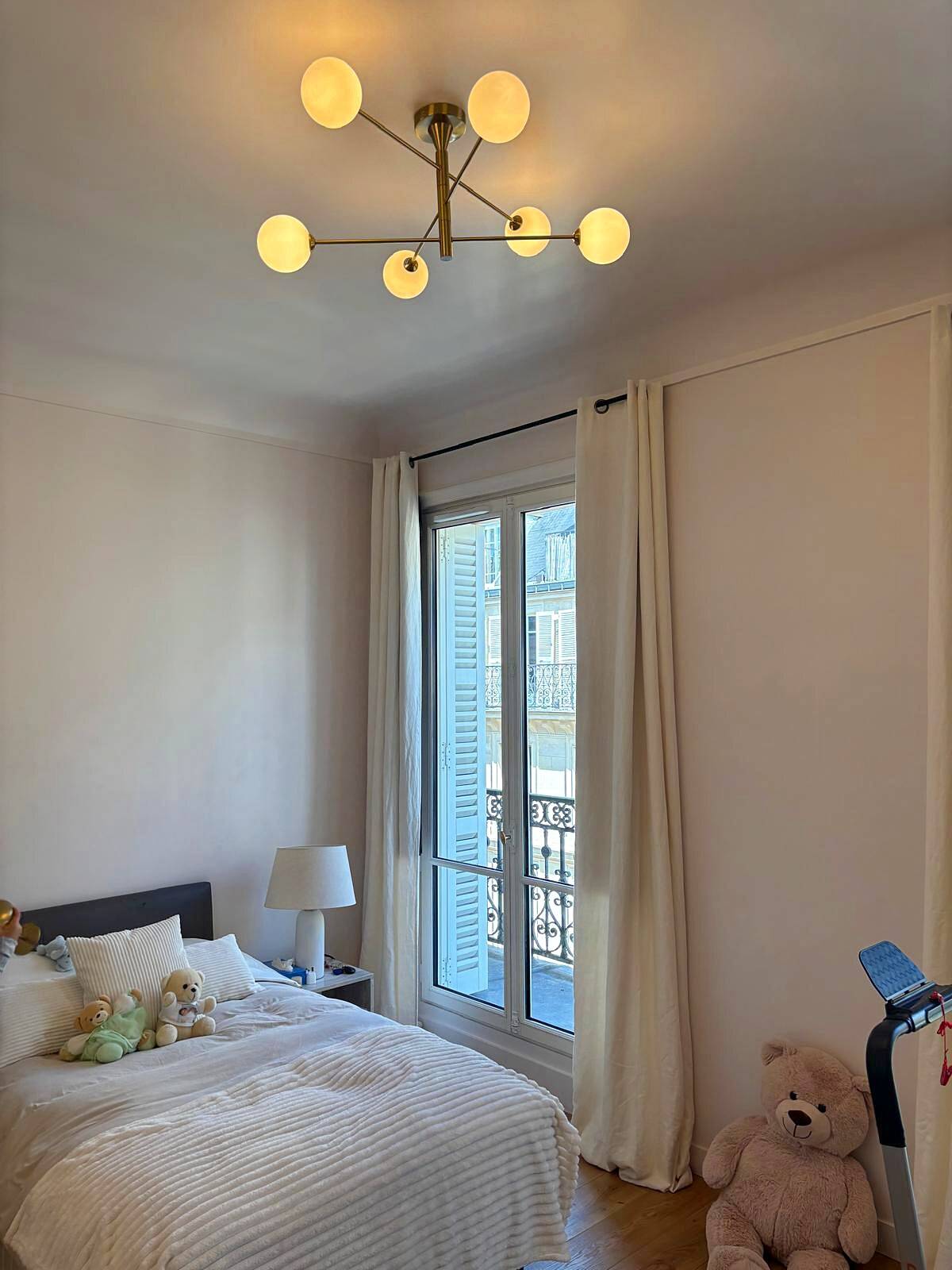 Lustre Cassius with 6 white glass globes and gold metal.