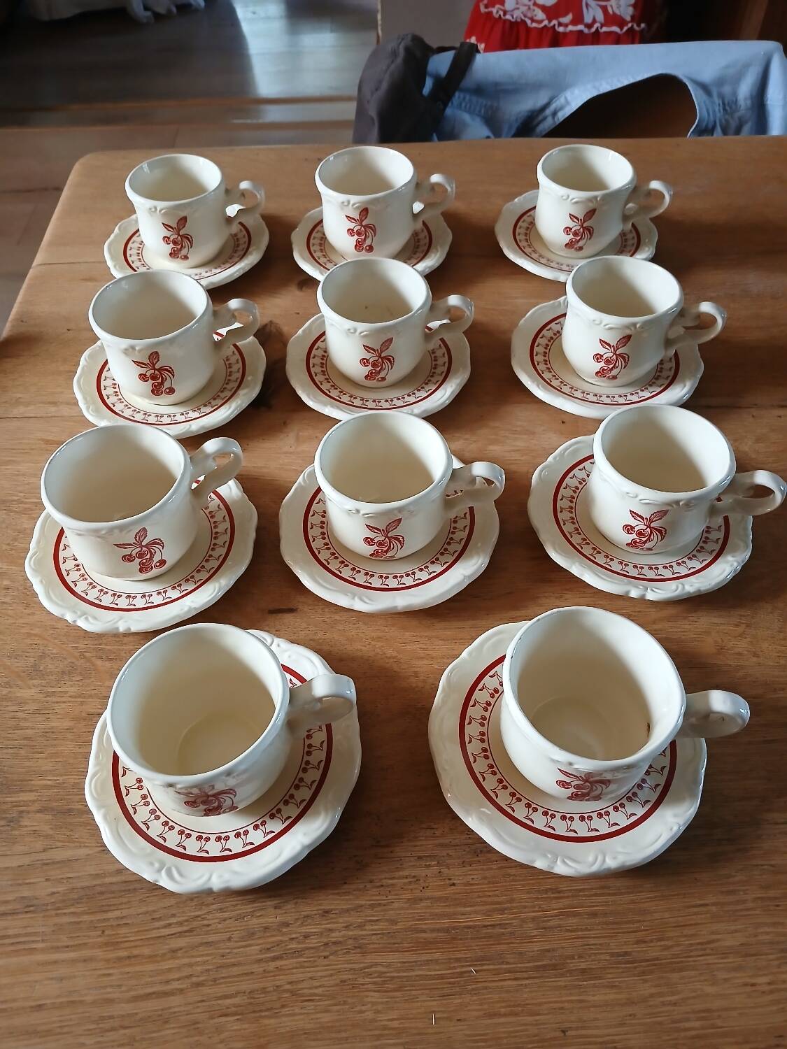 10 tasses et soucoupes "Le grenier de Louise "