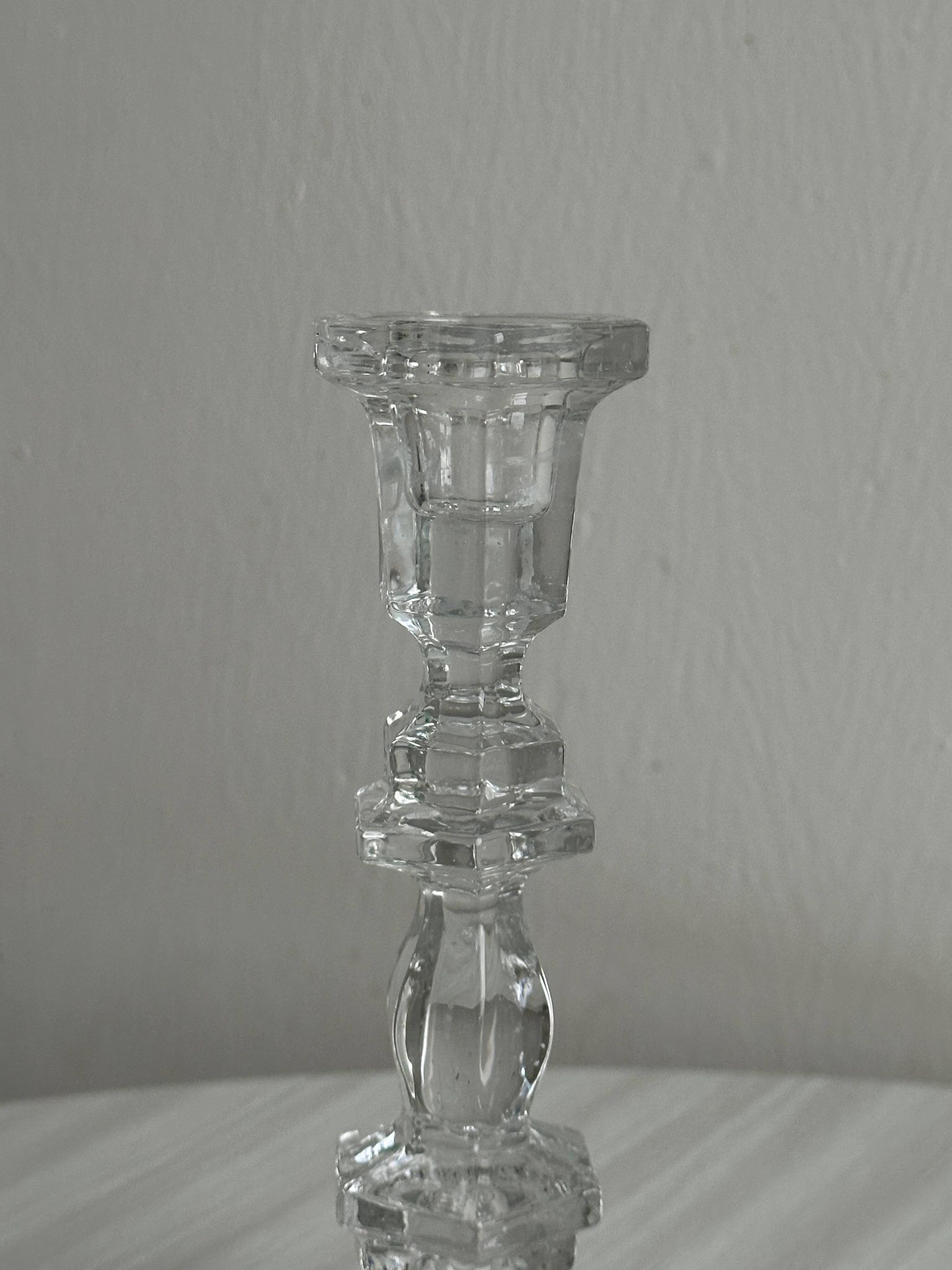 bougeoir en verre taillé transparent