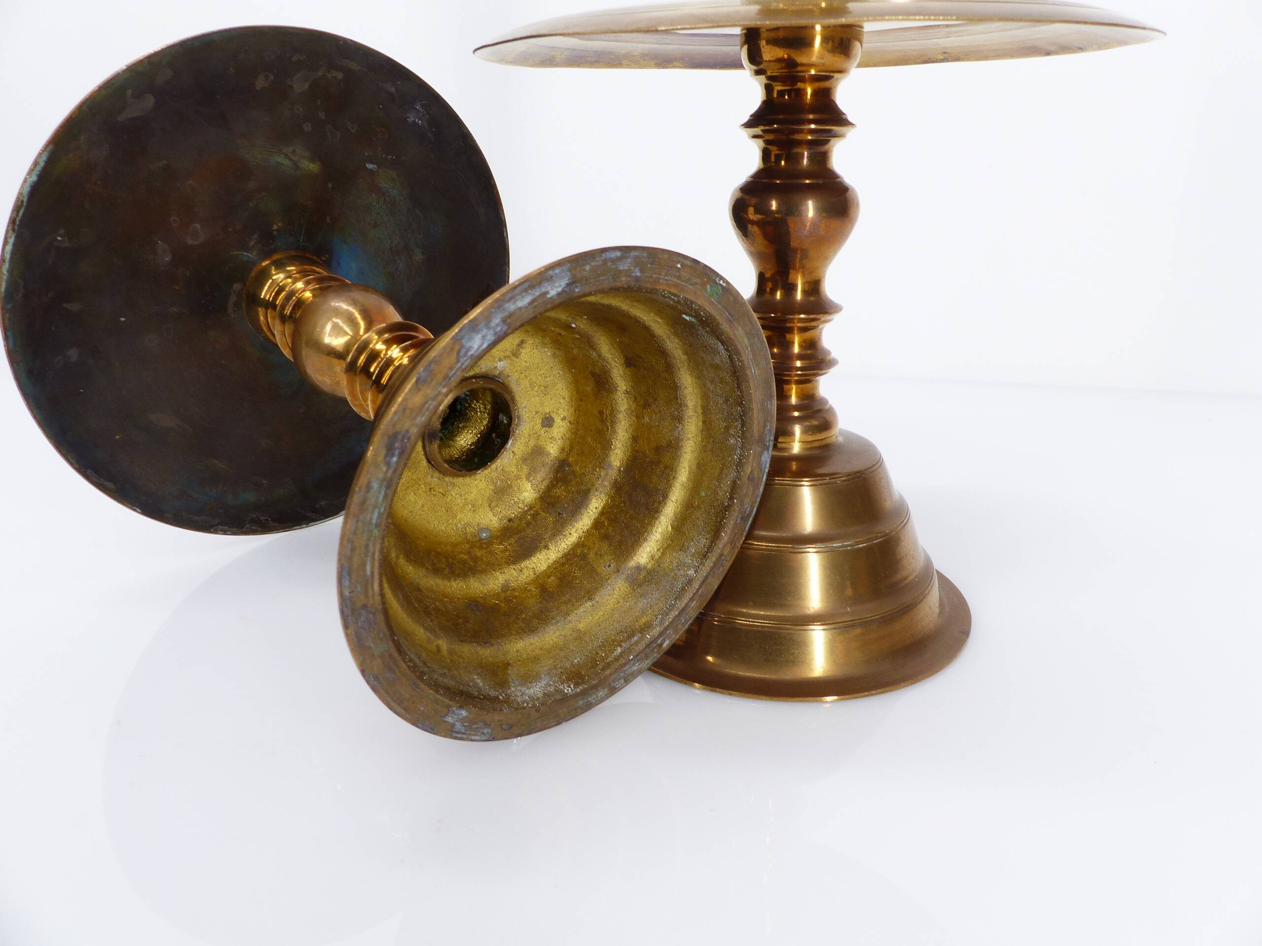 Pair of altar candlesticks in brass, Vietnam, 20th century