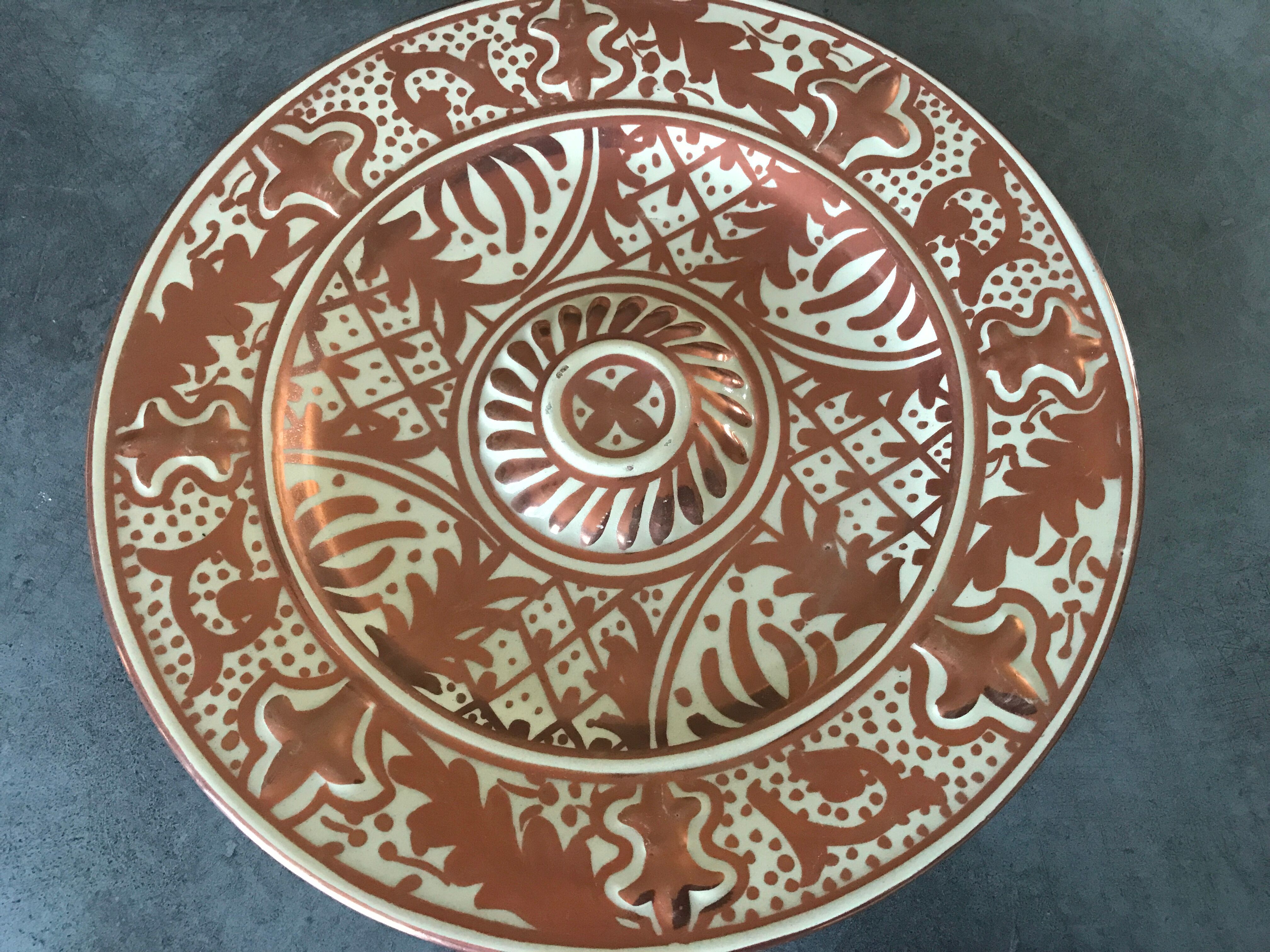 Hispano-moorish dish with umbilicus