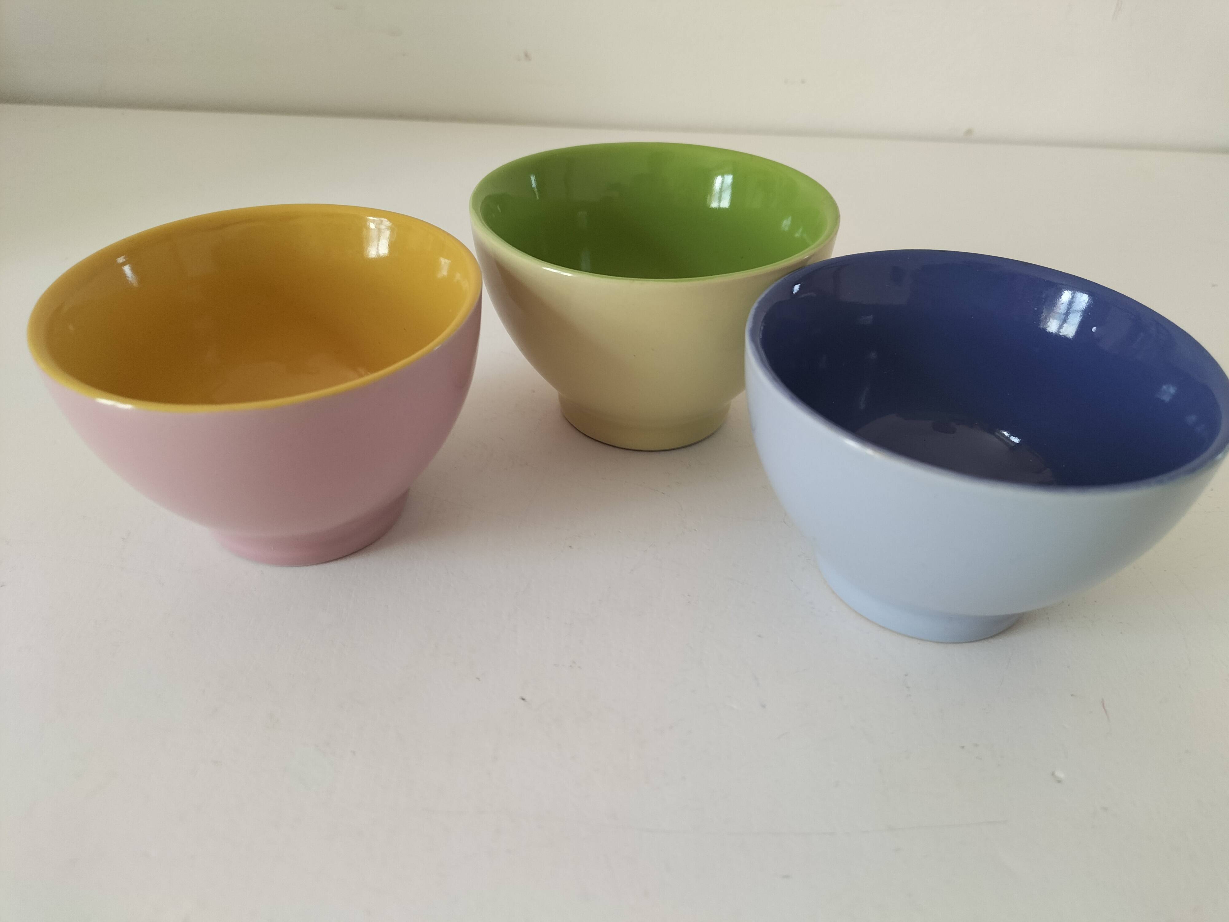 Set of three pastel two-tone mini bowls in glazed ceramic.