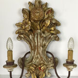 Paire d'appliques a 2 lumières en bois sculpté et patiné à décor de fleurs