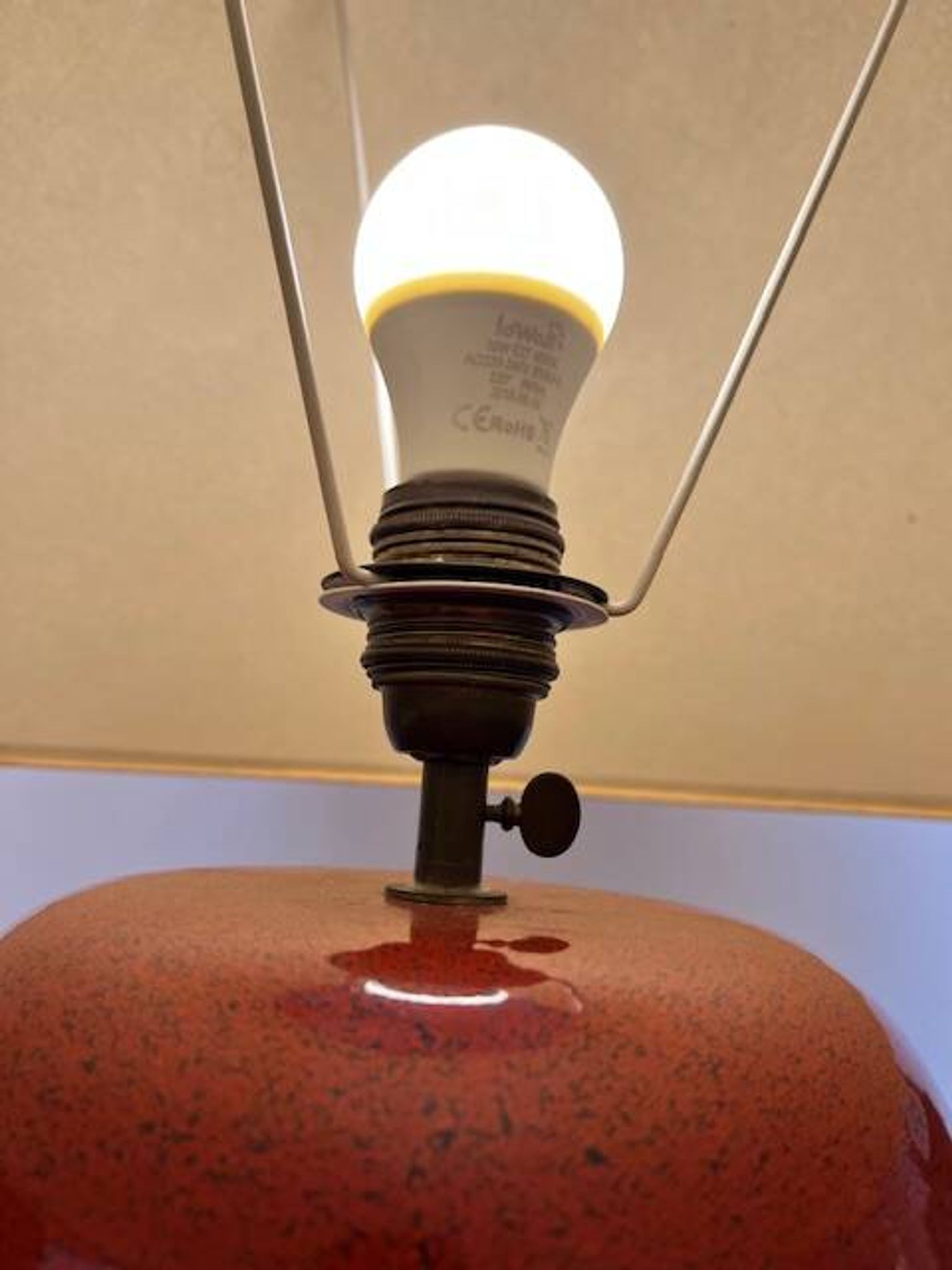 Lampe à poser en céramique rouge