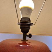 Lampe à poser en céramique rouge