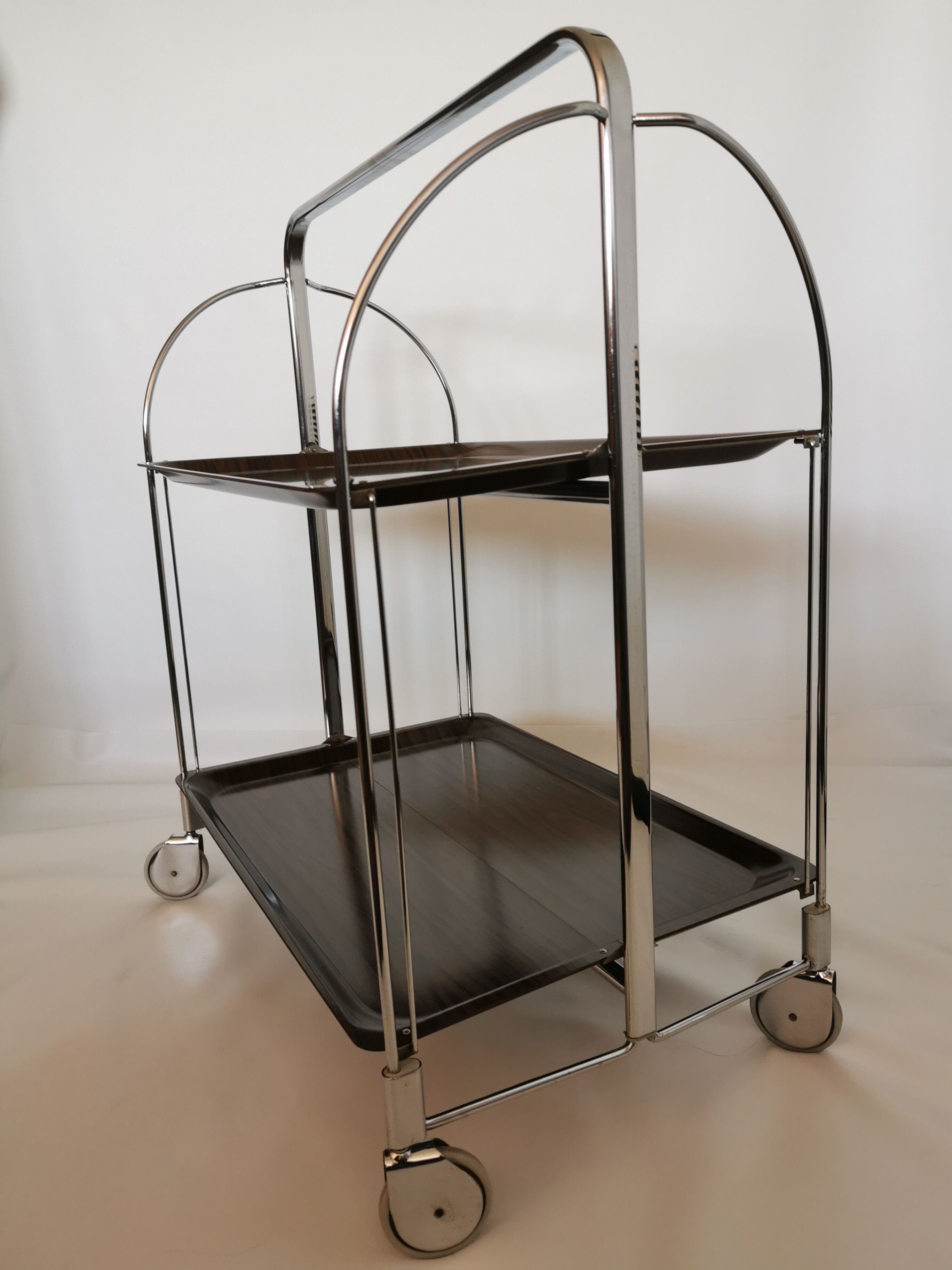 Rolling dessert, trolley says 'dinett'