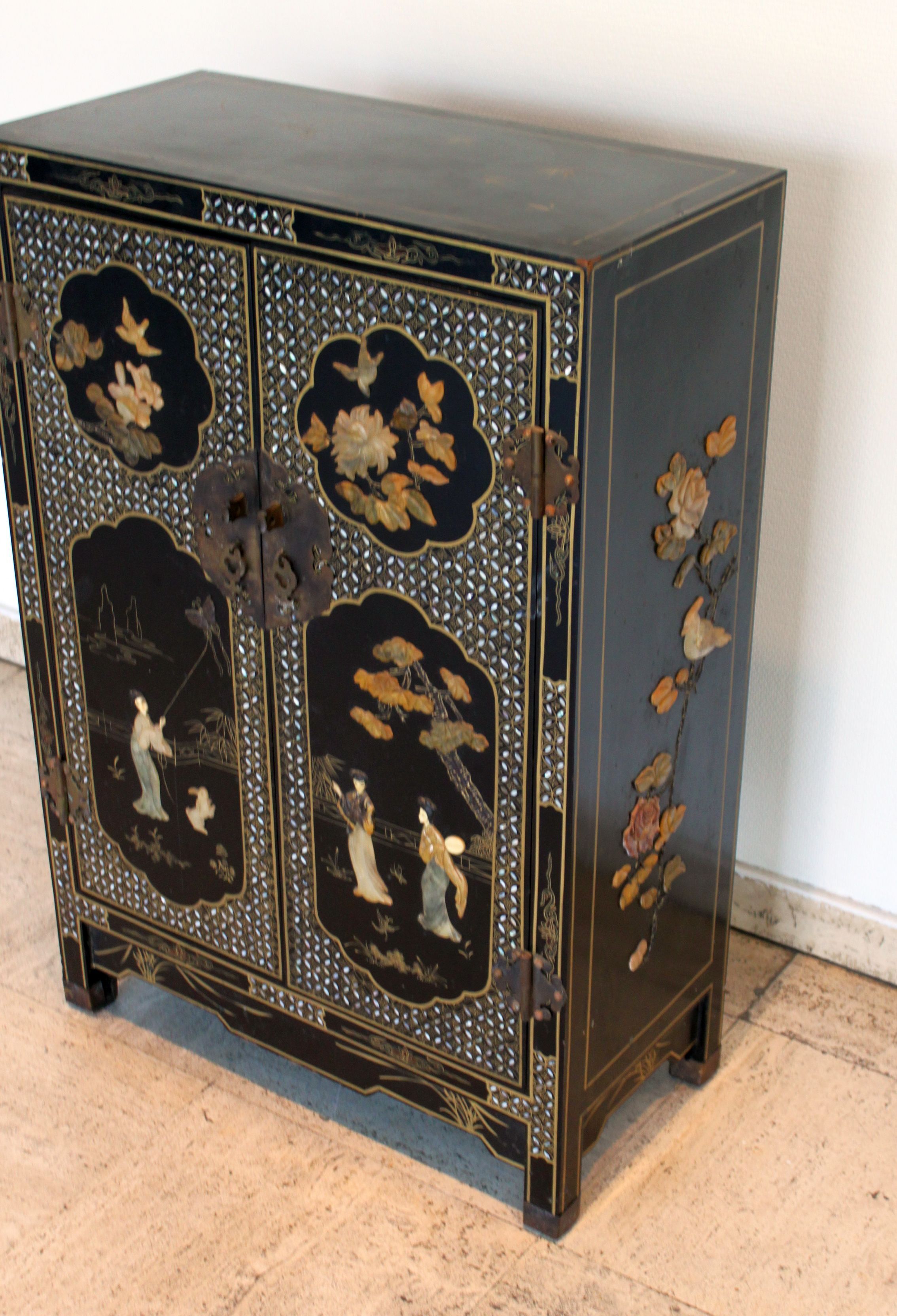 Commode chinoise en bois et nacre, milieu XXème