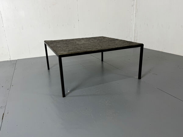 Table basse moderniste minimaliste en ardoise et acier des années 1950.