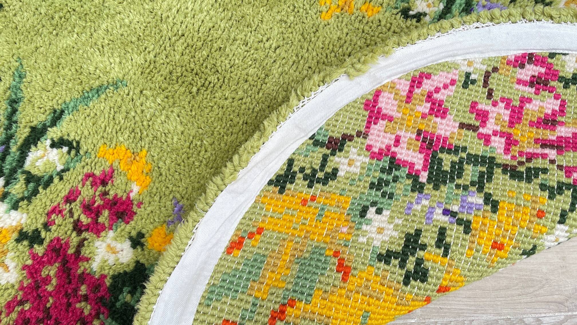 Oval rug from the 70s in pure wool 144x88cm