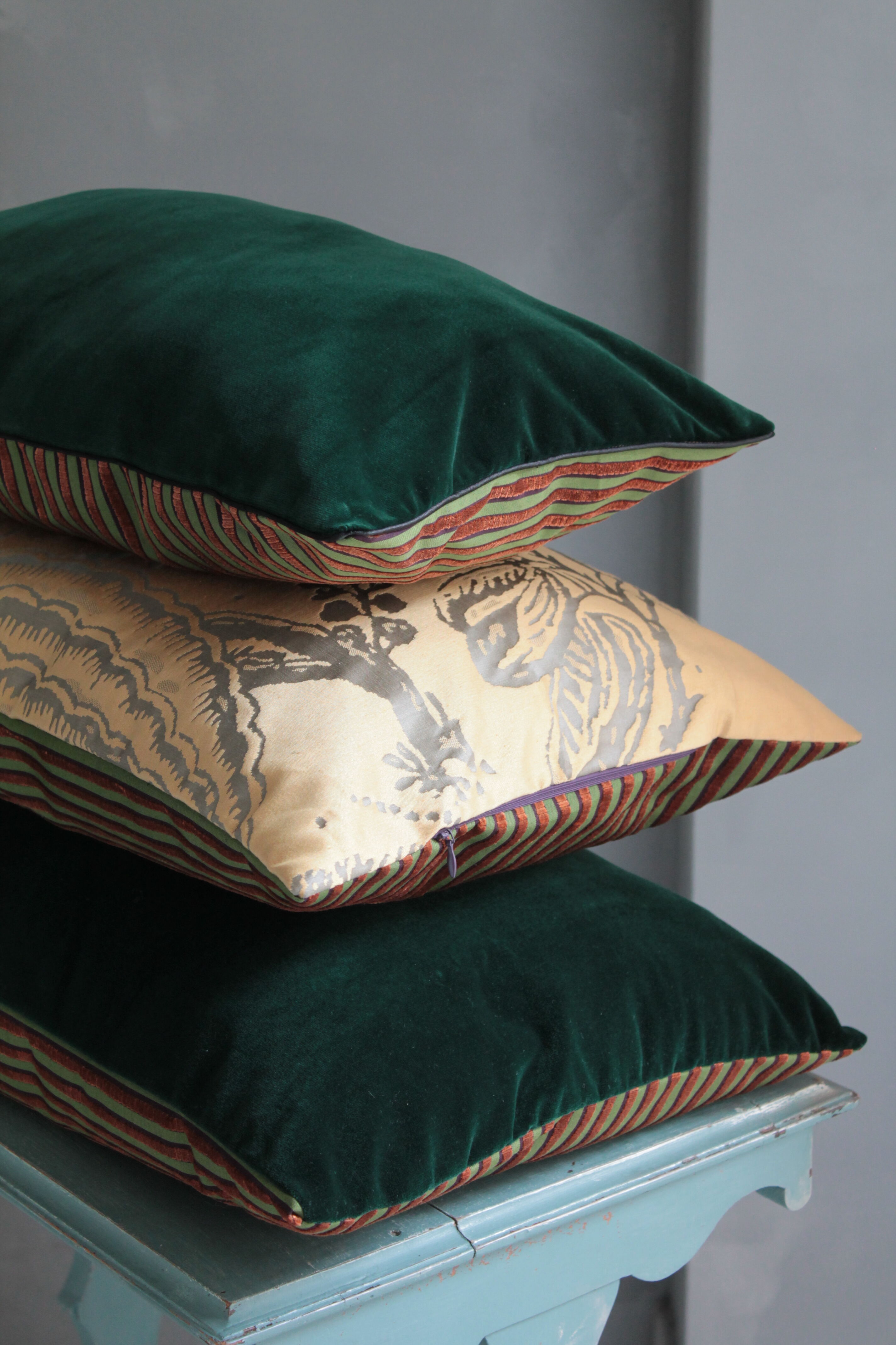 Coussin vert et or en velours d'ameublement d'éditeur 30 x 50 cm