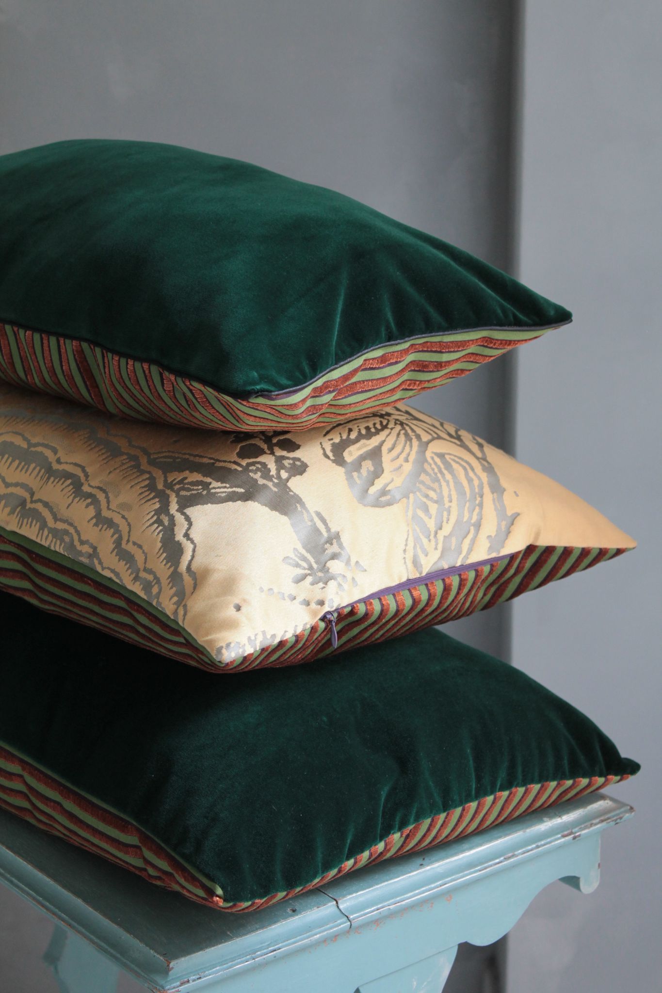 Coussin vert et or en velours d'ameublement d'éditeur 30 x 50 cm