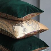 Coussin vert et or en velours d'ameublement d'éditeur 30 x 50 cm