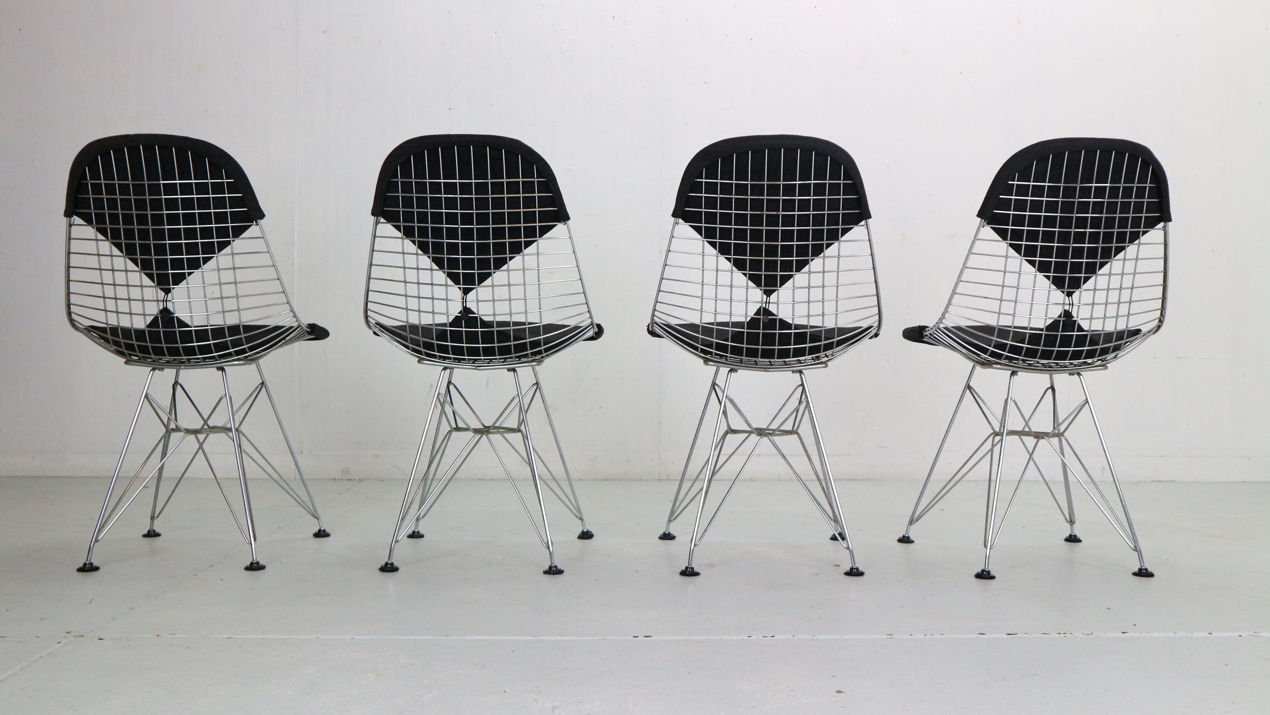 "DKR-2" Set of 4 Wire Chairs 'Bikini' by Eames for Herman Miller, 1960