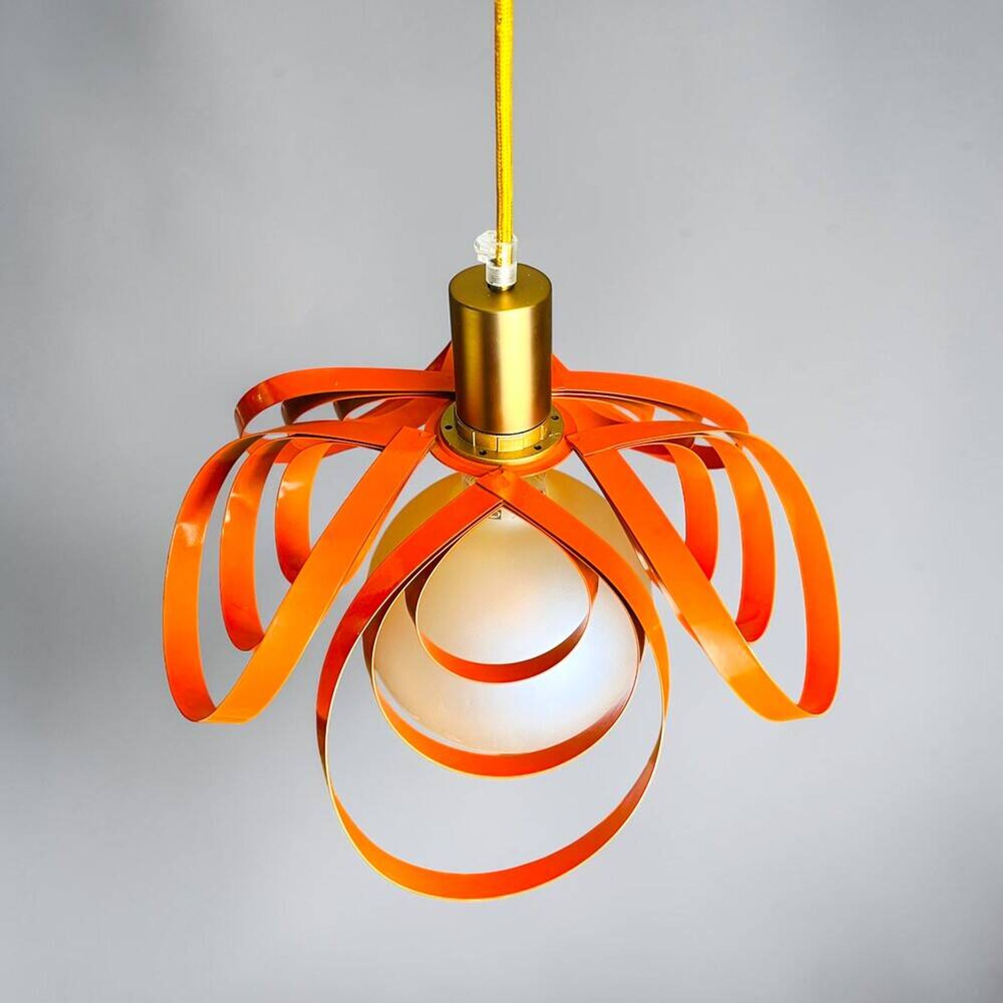 Lampe en métal orange moderne française avec un ruban