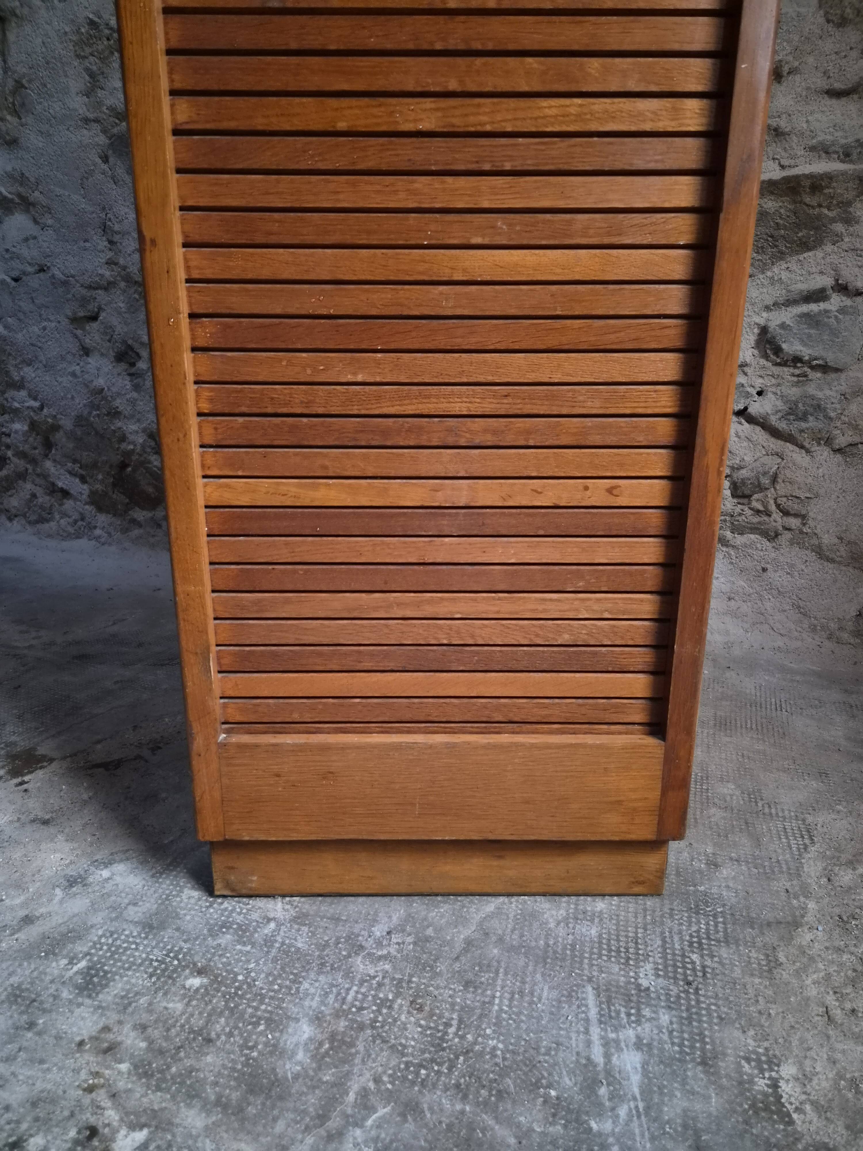 Armoire à rideau vintage en chêne | France | 1960s–1970s