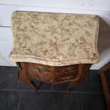 Table de chevet galbée style Louis XV en marqueterie