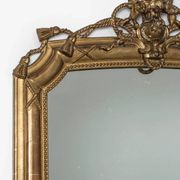 Miroir en bois doré de style néo-classique à motif corde et pompons