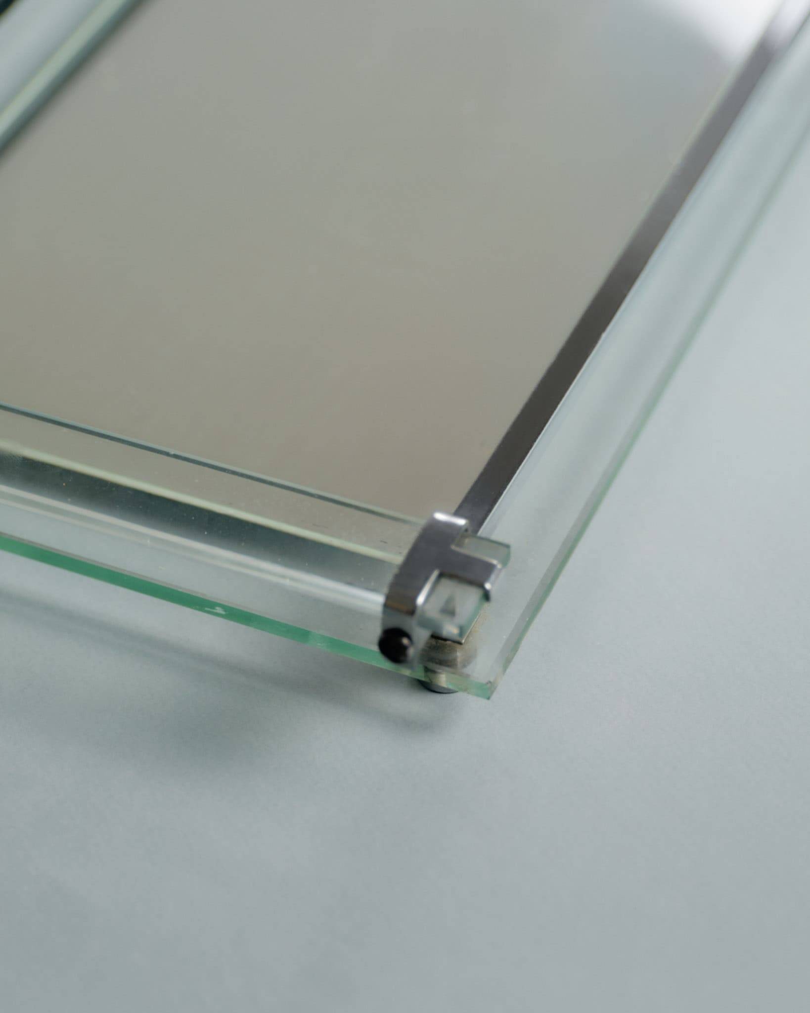 Plateau Art déco en verre, miroir et métal chromé, 1930