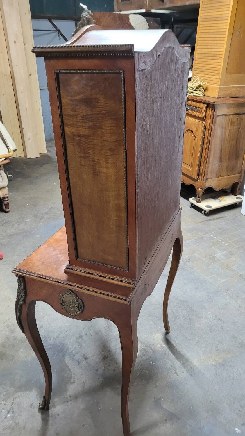 Louis XV bonheur du jour in rosewood marquetry decorated with bronze.