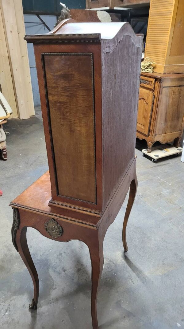 Bonheur du Jour Louis XV en marqueterie bois de rose décorées en bronze