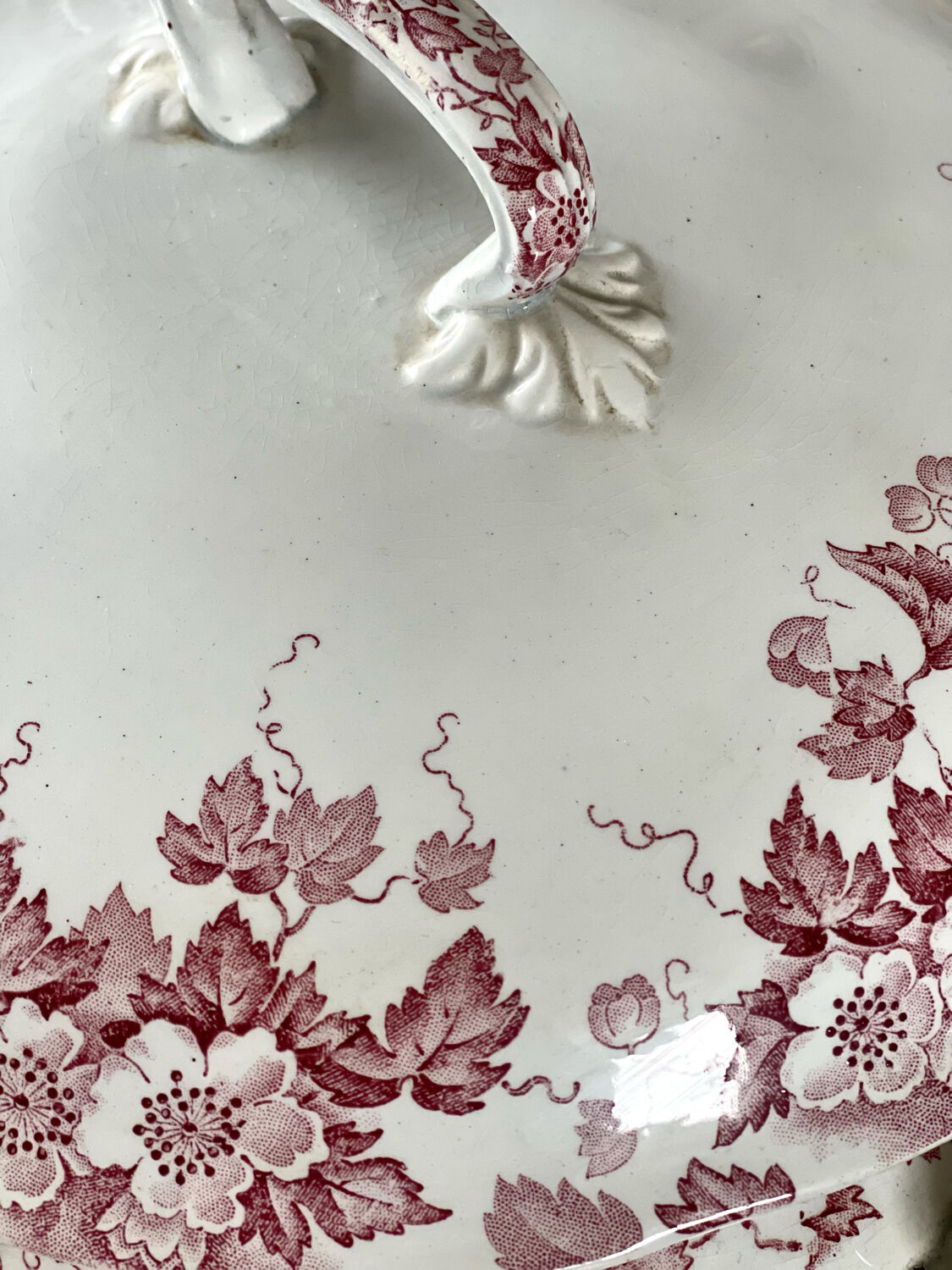 Saint-Amand tureen and Iron earth hamper