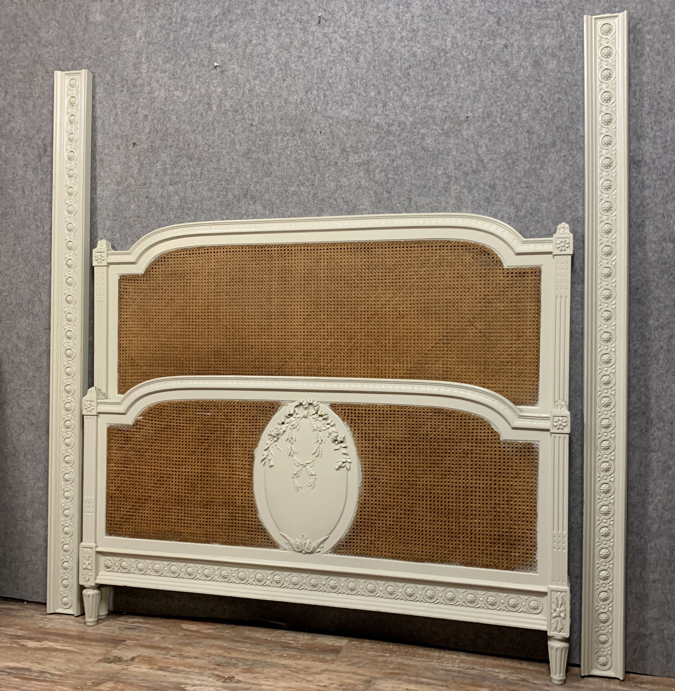 Lit de centre louis xvi en bois laqué et fond de canne vers 1850